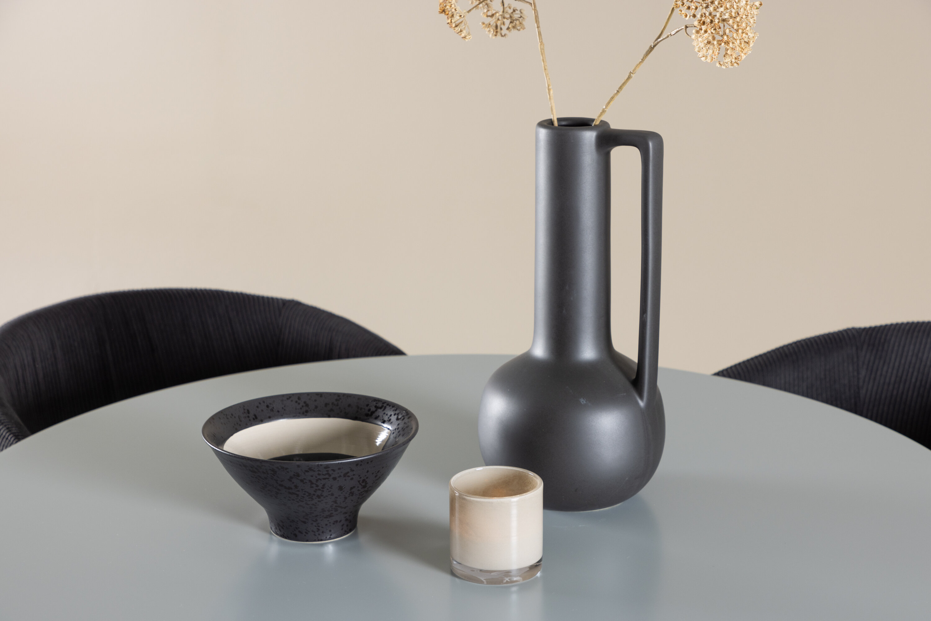 Plaza, Berit ensemble repas rond gris, noir en situation dans une pièce décorée