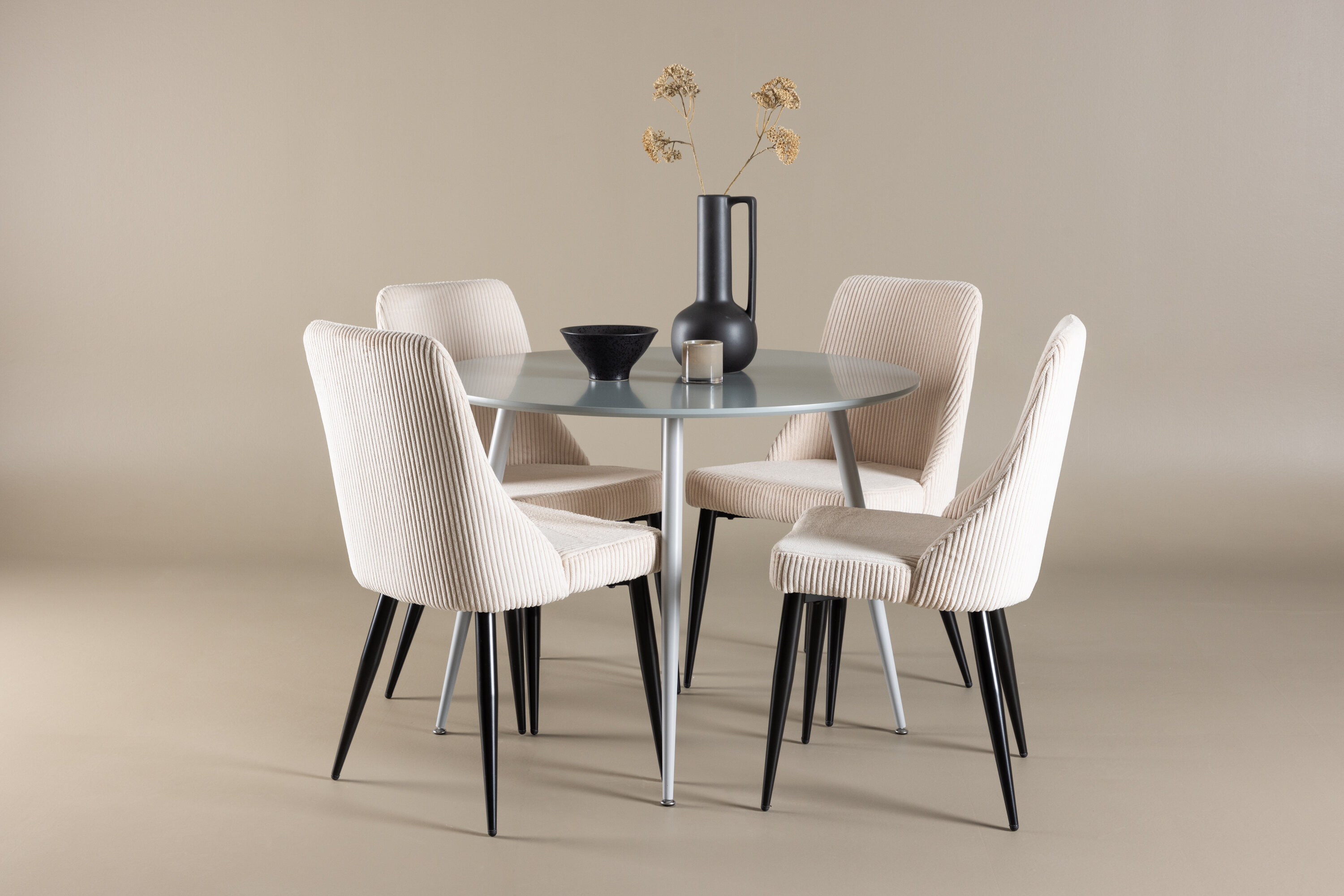 Plaza, Leone ensemble repas rond gris, beige, noir en situation dans une pièce décorée