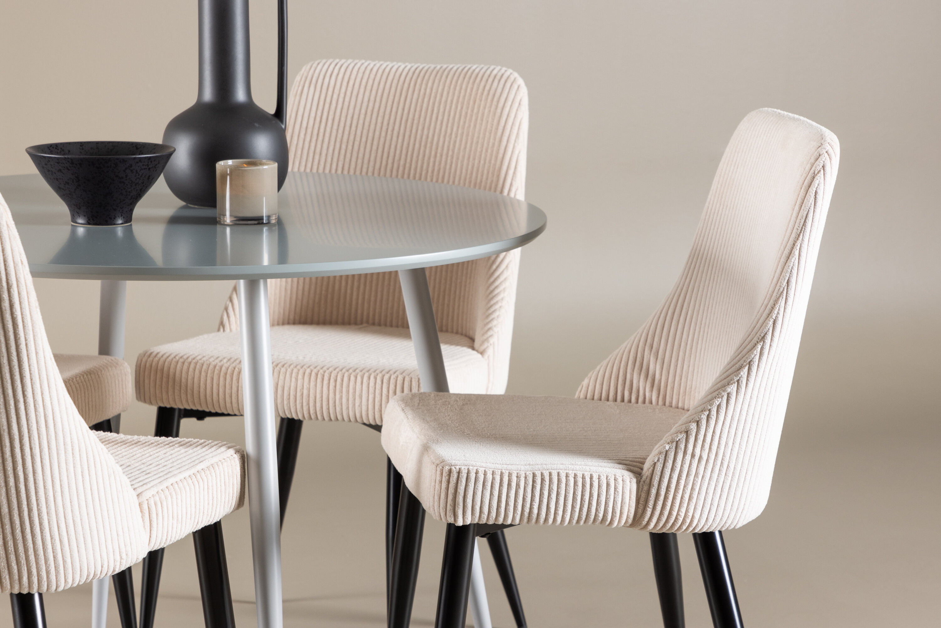 Plaza, Leone ensemble repas rond gris, beige, noir en situation dans une pièce décorée