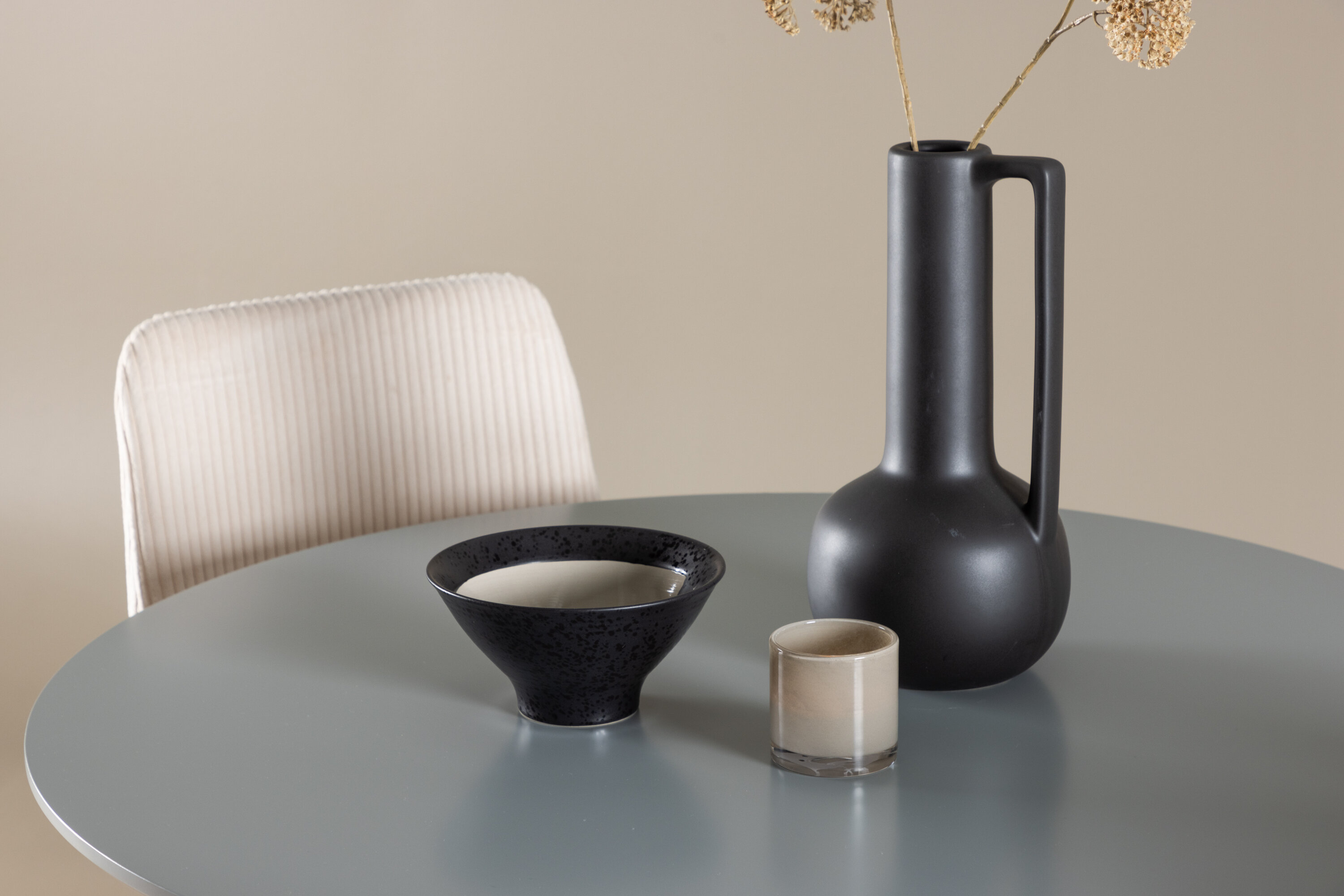 Plaza, Leone ensemble repas rond gris, beige, noir en situation dans une pièce décorée