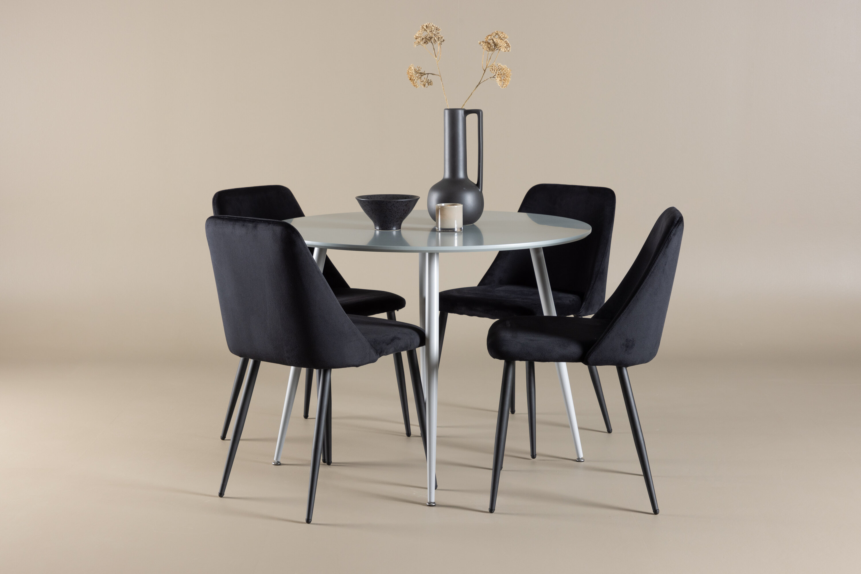 Plaza, Night ensemble repas rond gris, noir en situation dans une pièce décorée