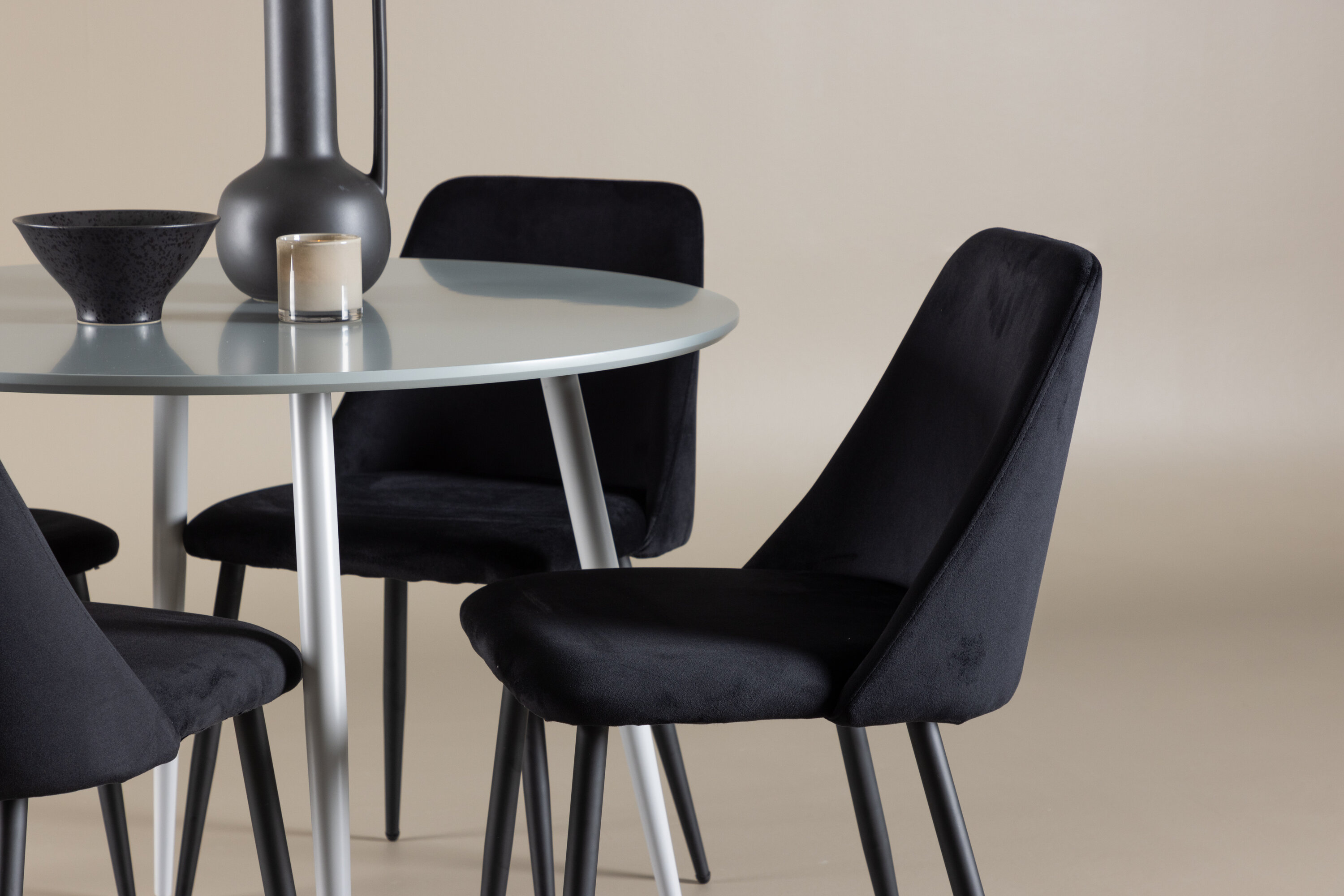 Plaza, Night ensemble repas rond gris, noir en situation dans une pièce décorée