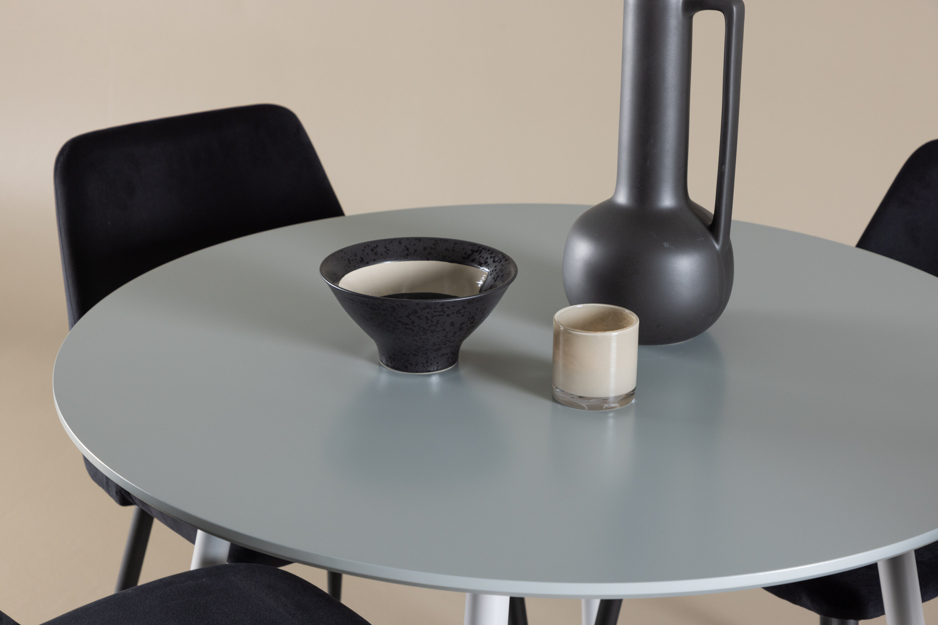 Plaza, Night ensemble repas rond gris, noir en situation dans une pièce décorée