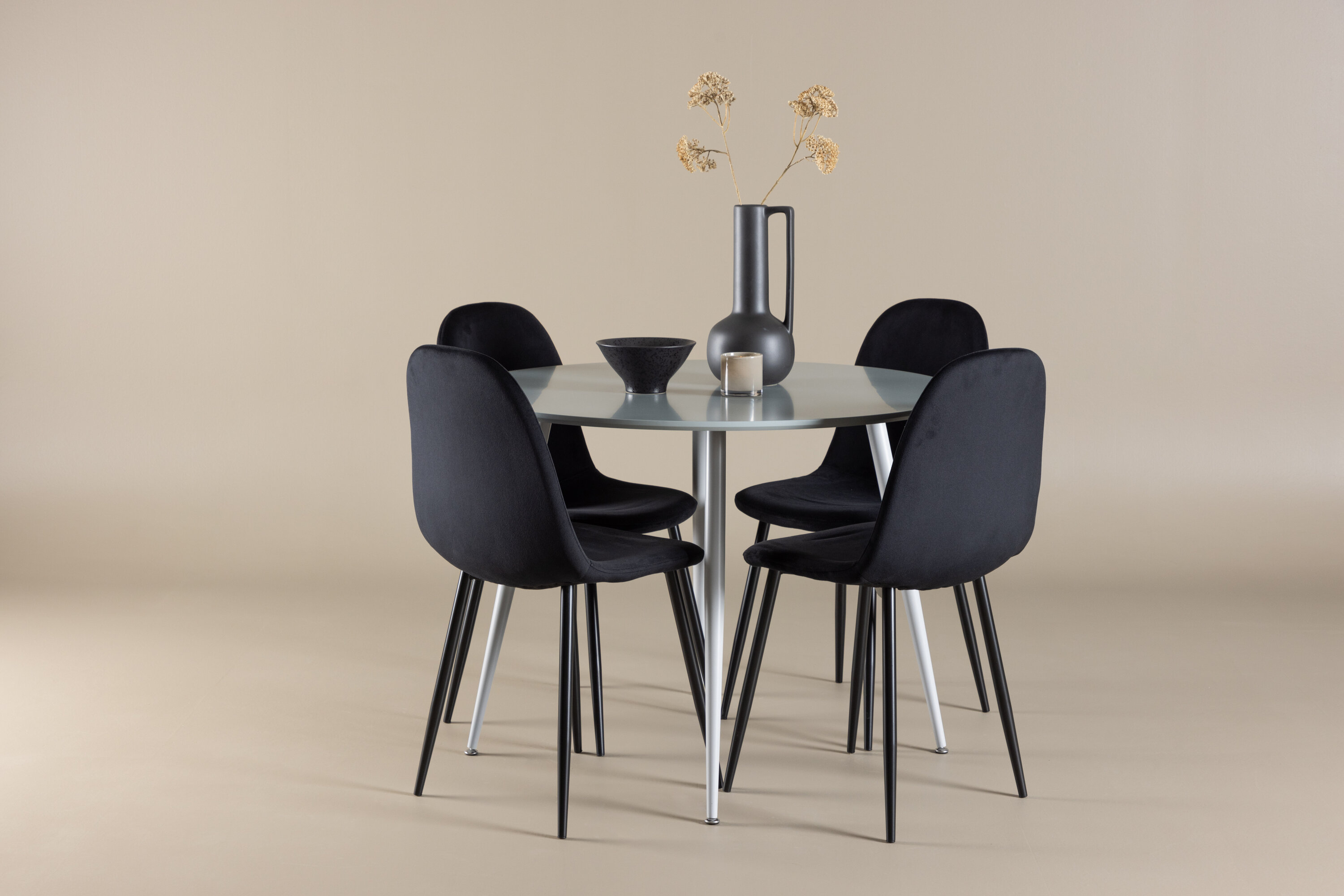 Plaza, Polar ensemble repas rond gris, noir en situation dans une pièce décorée