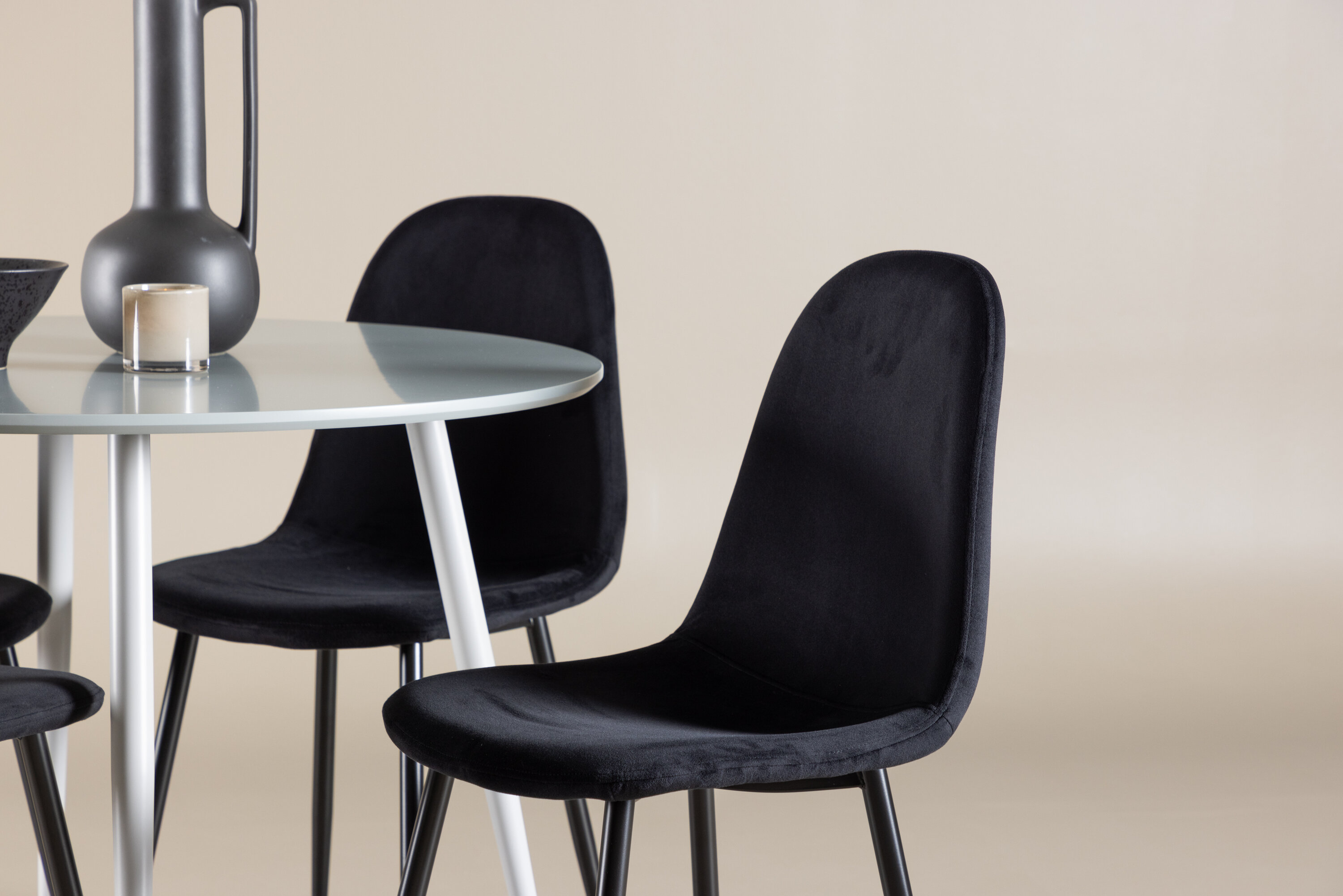 Plaza, Polar ensemble repas rond gris, noir en situation dans une pièce décorée