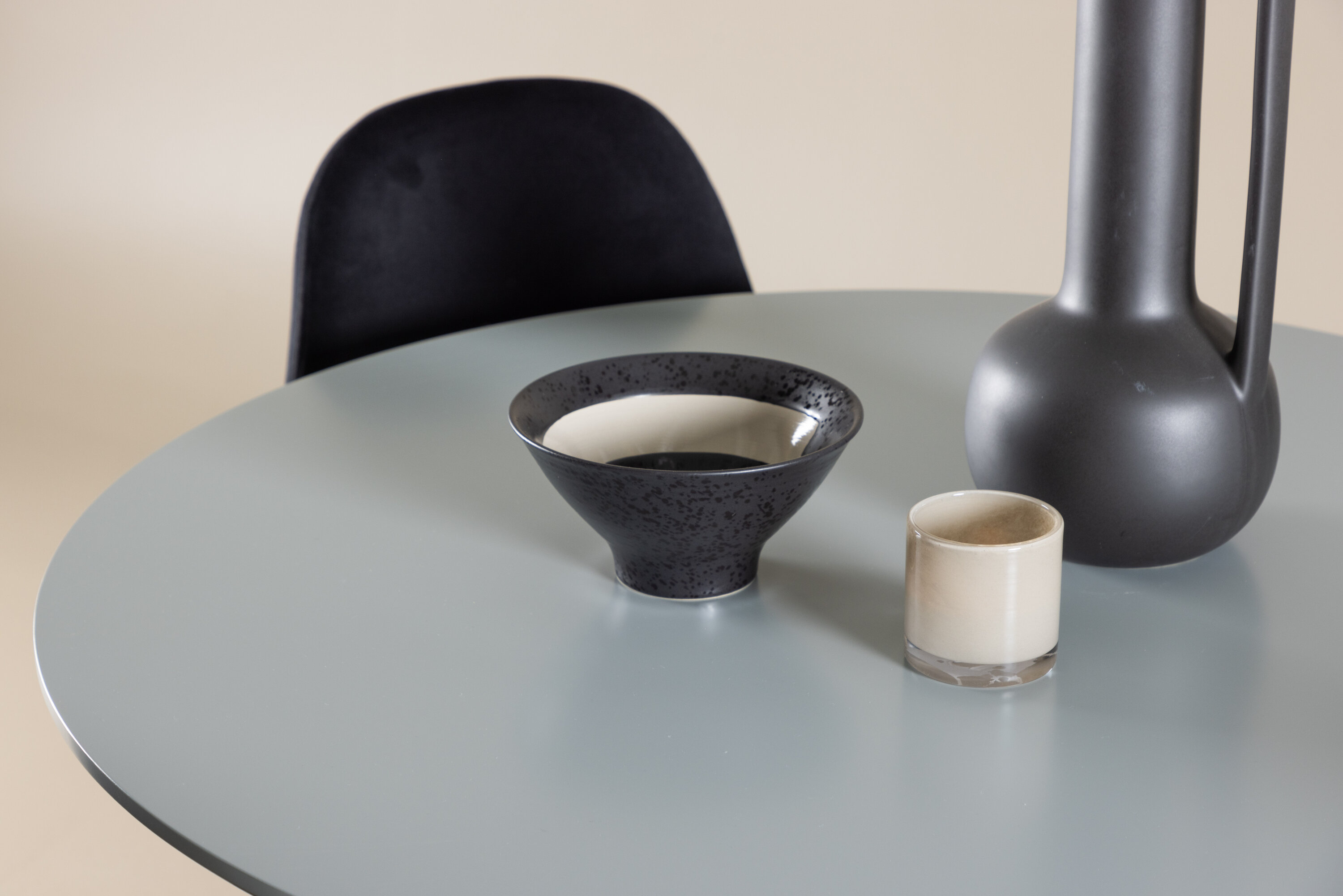 Plaza, Polar ensemble repas rond gris, noir en situation dans une pièce décorée