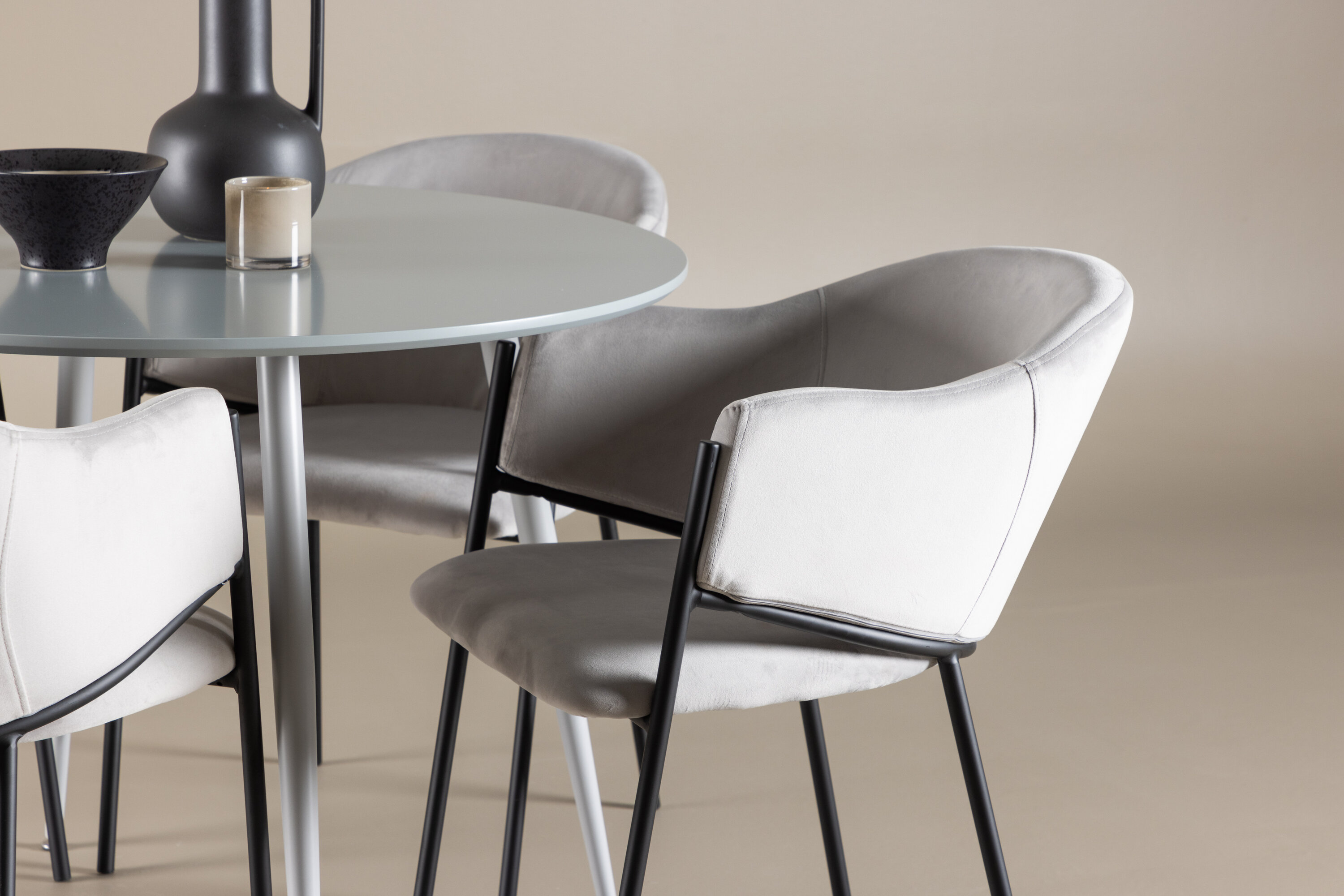 Plaza, Evelina ensemble repas rond gris, noir en situation dans une pièce décorée