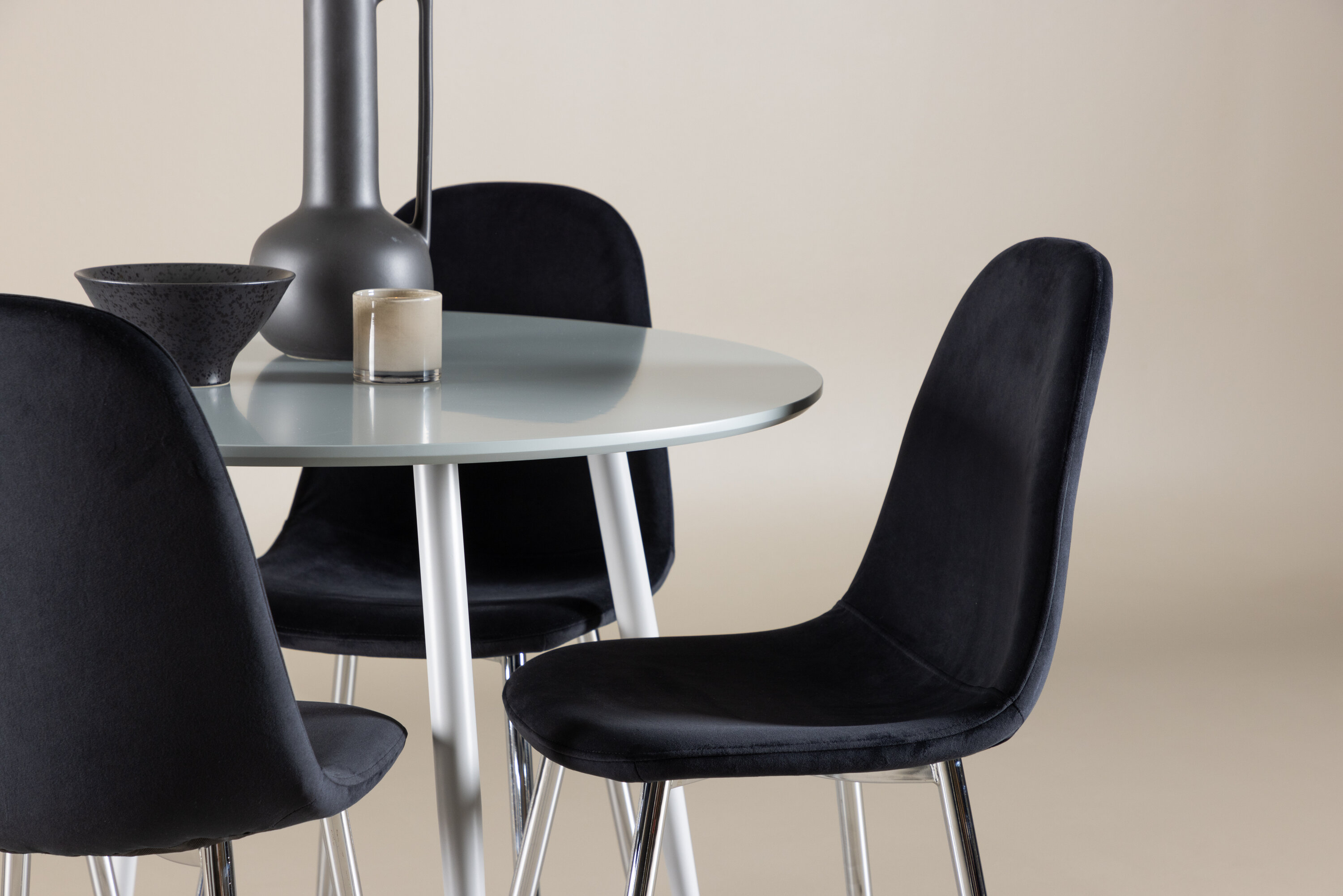 Plaza, Polar ensemble repas rond gris, noir, argenté en situation dans une pièce décorée