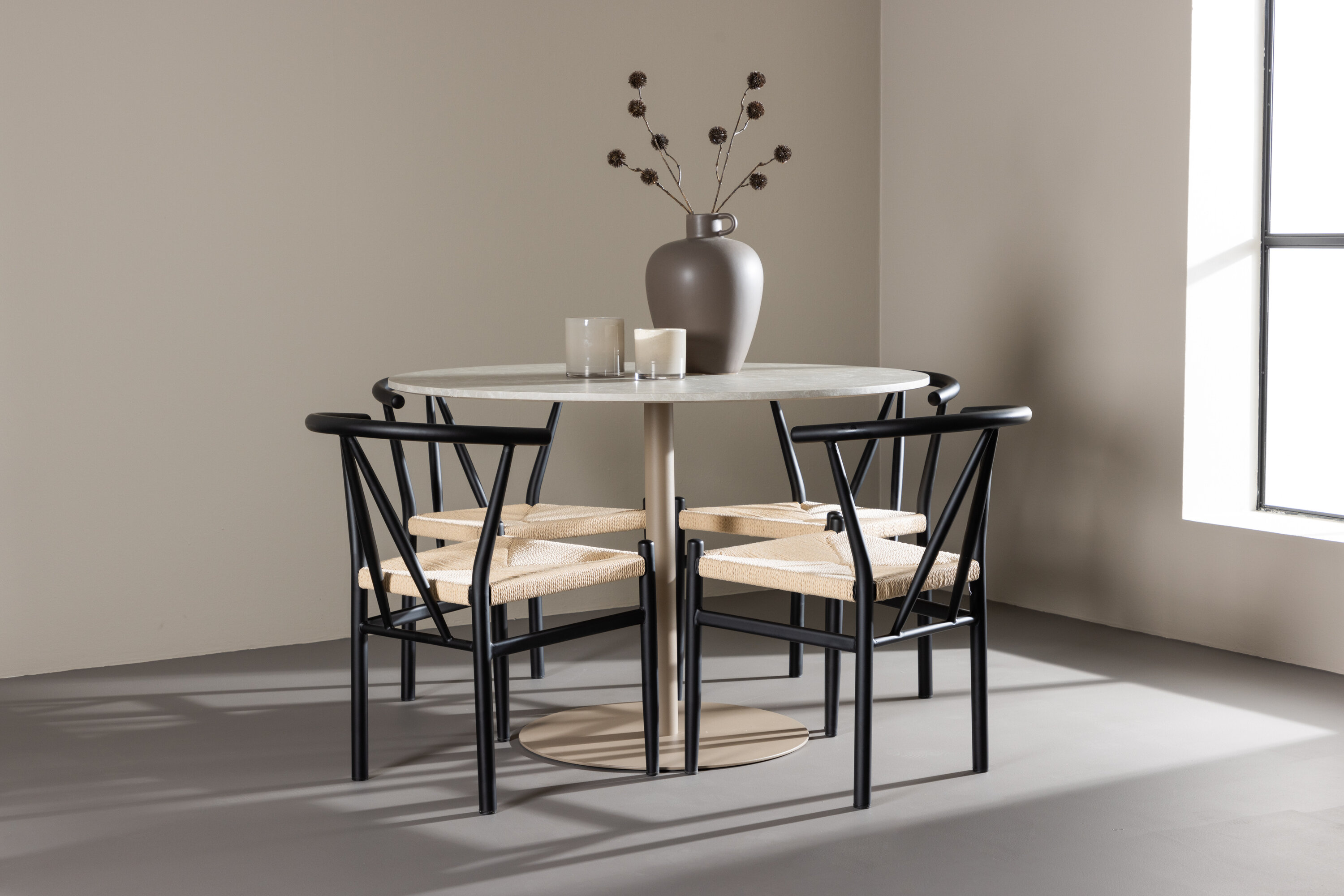 Lycke, Alfons ensemble repas rond beige, noir en situation dans une pièce décorée