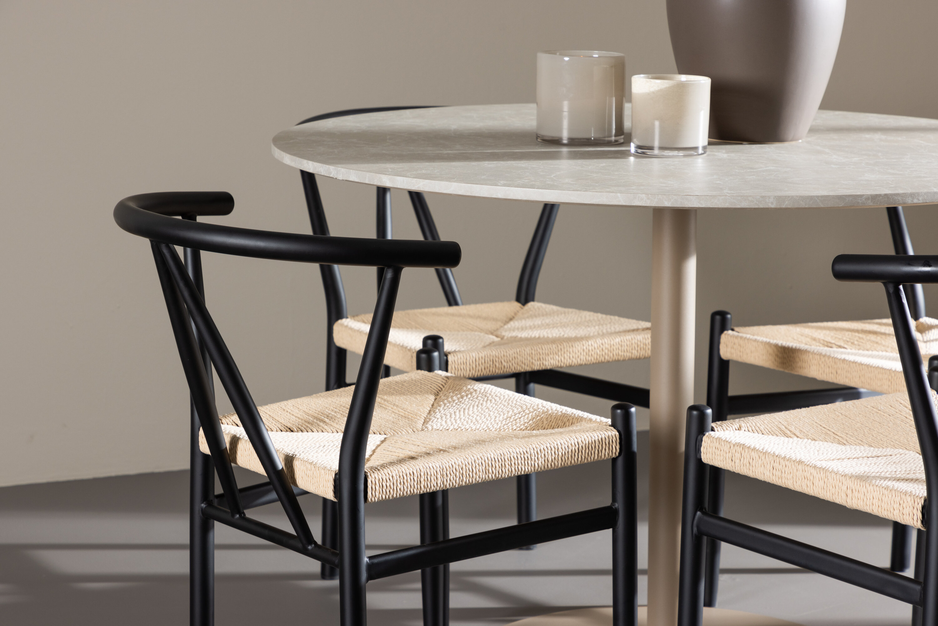 Lycke, Alfons ensemble repas rond beige, noir en situation dans une pièce décorée