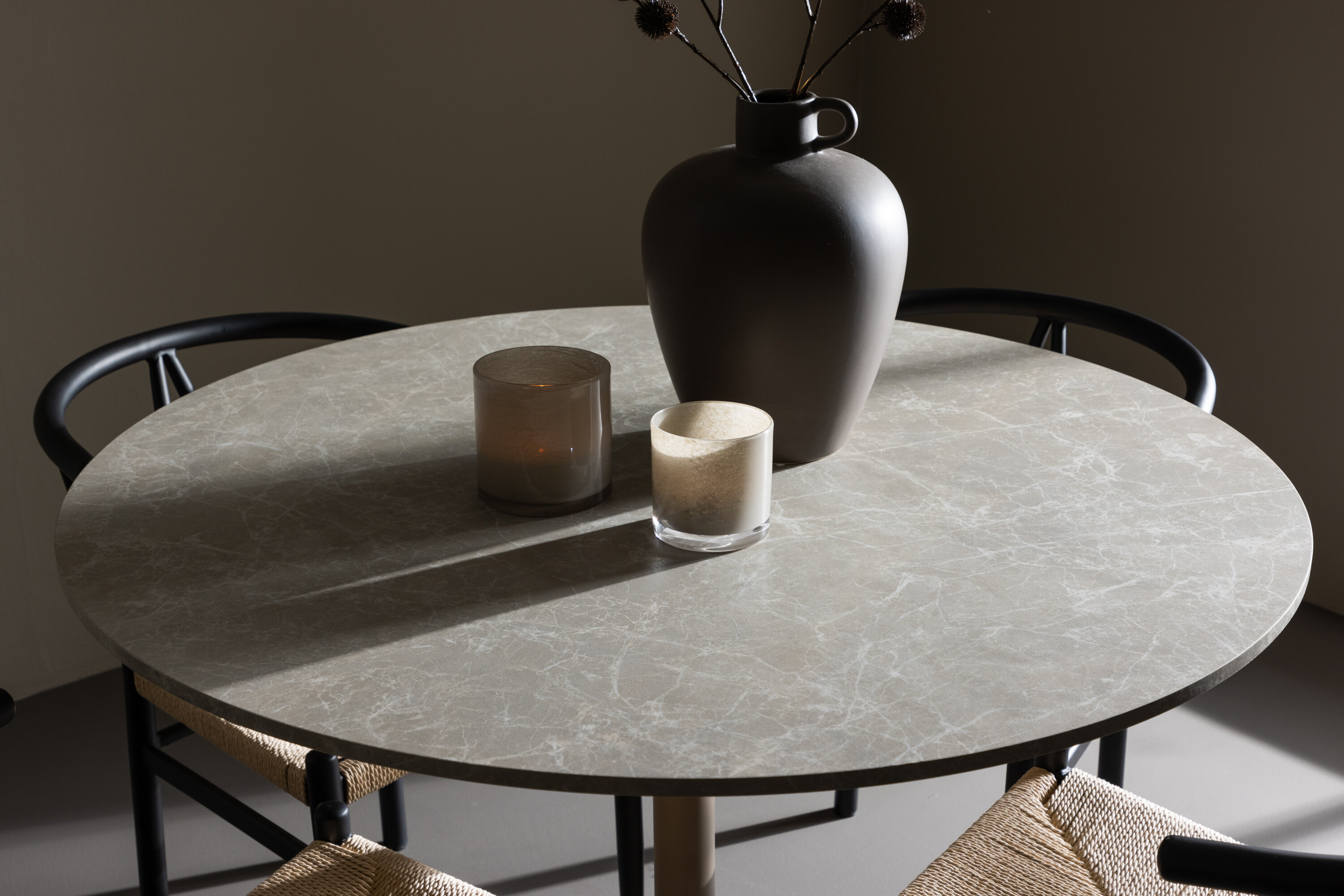 Lycke, Alfons ensemble repas rond beige, noir en situation dans une pièce décorée