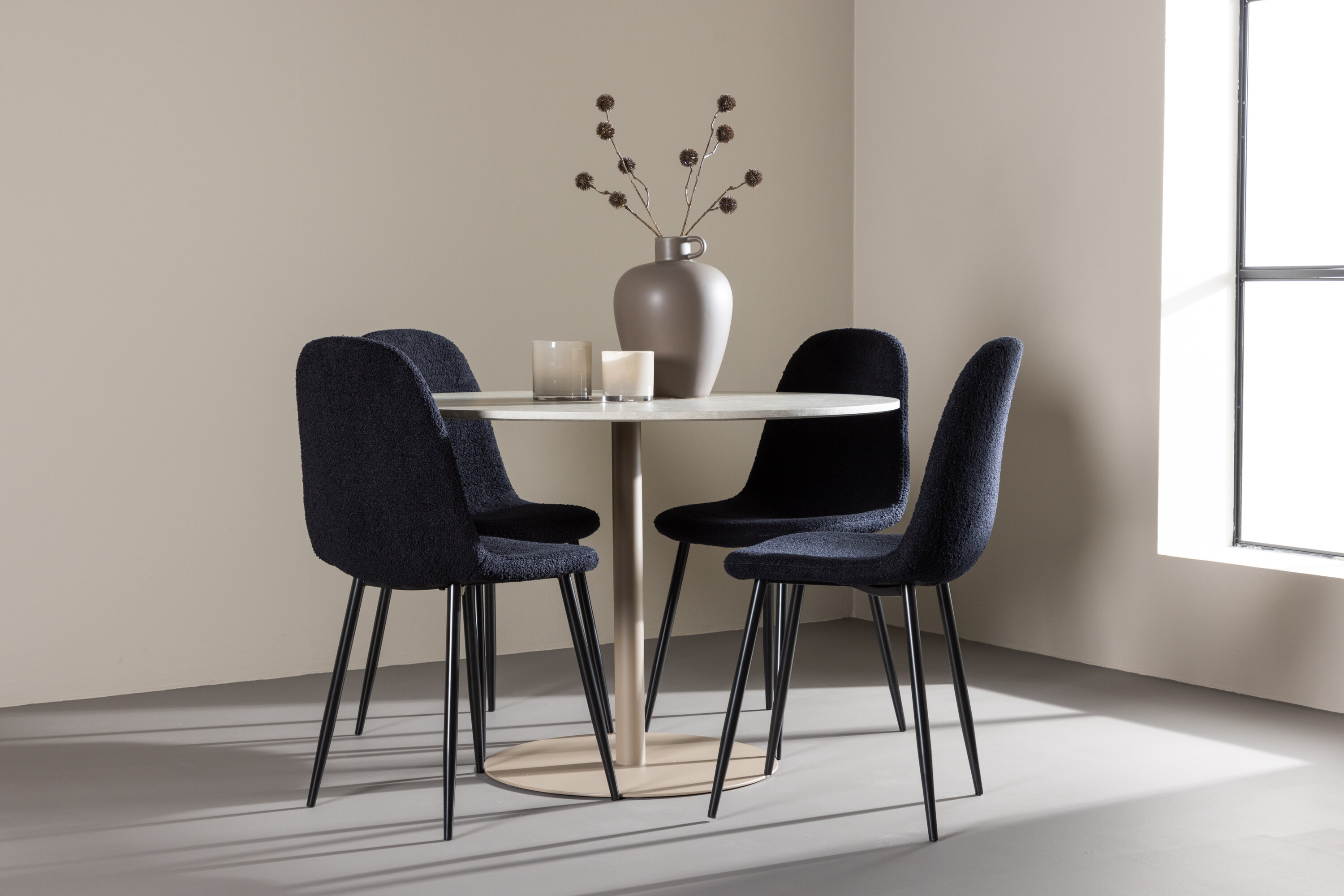 Lycke, Polar ensemble repas rond beige, noir en situation dans une pièce décorée
