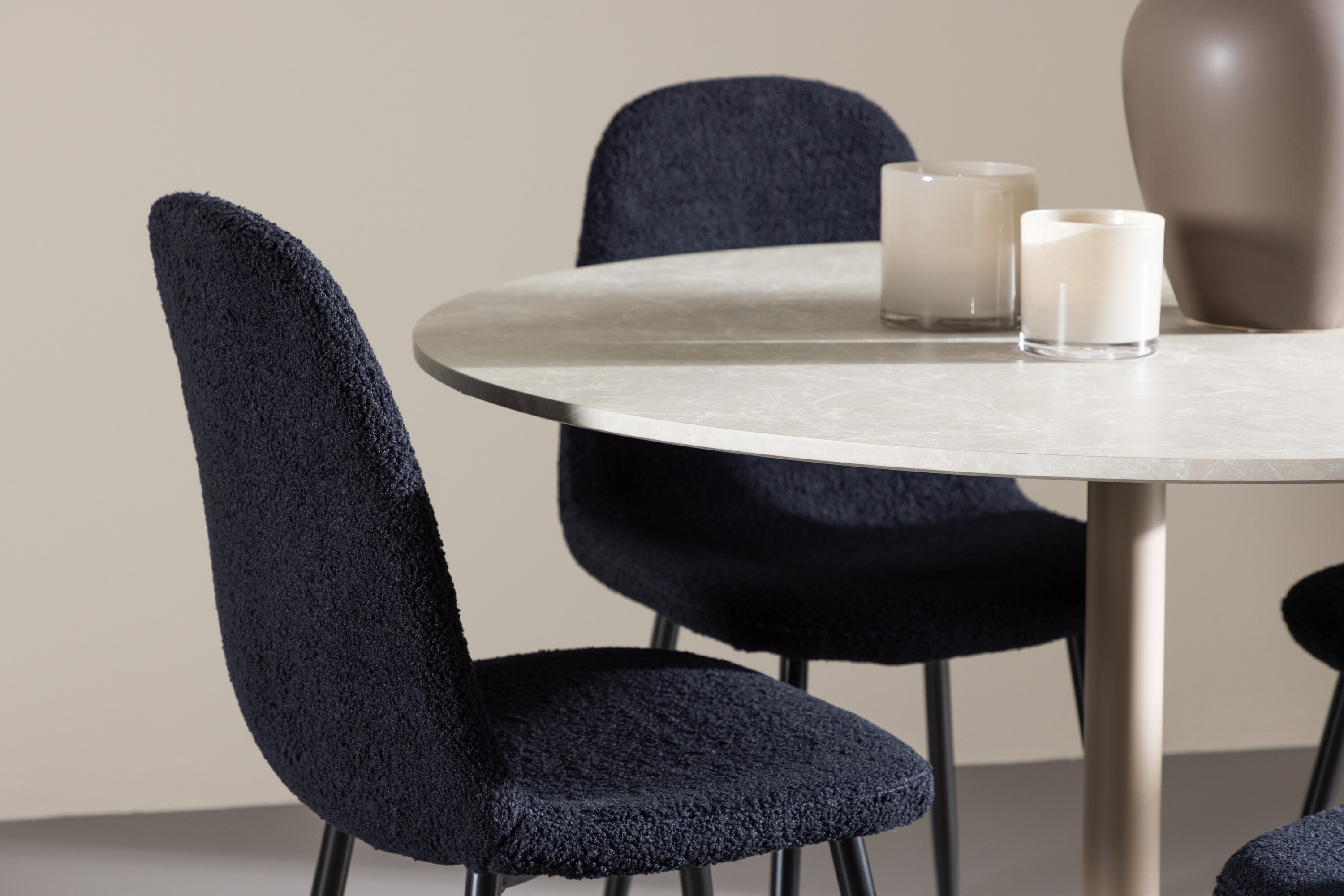 Lycke, Polar ensemble repas rond beige, noir en situation dans une pièce décorée