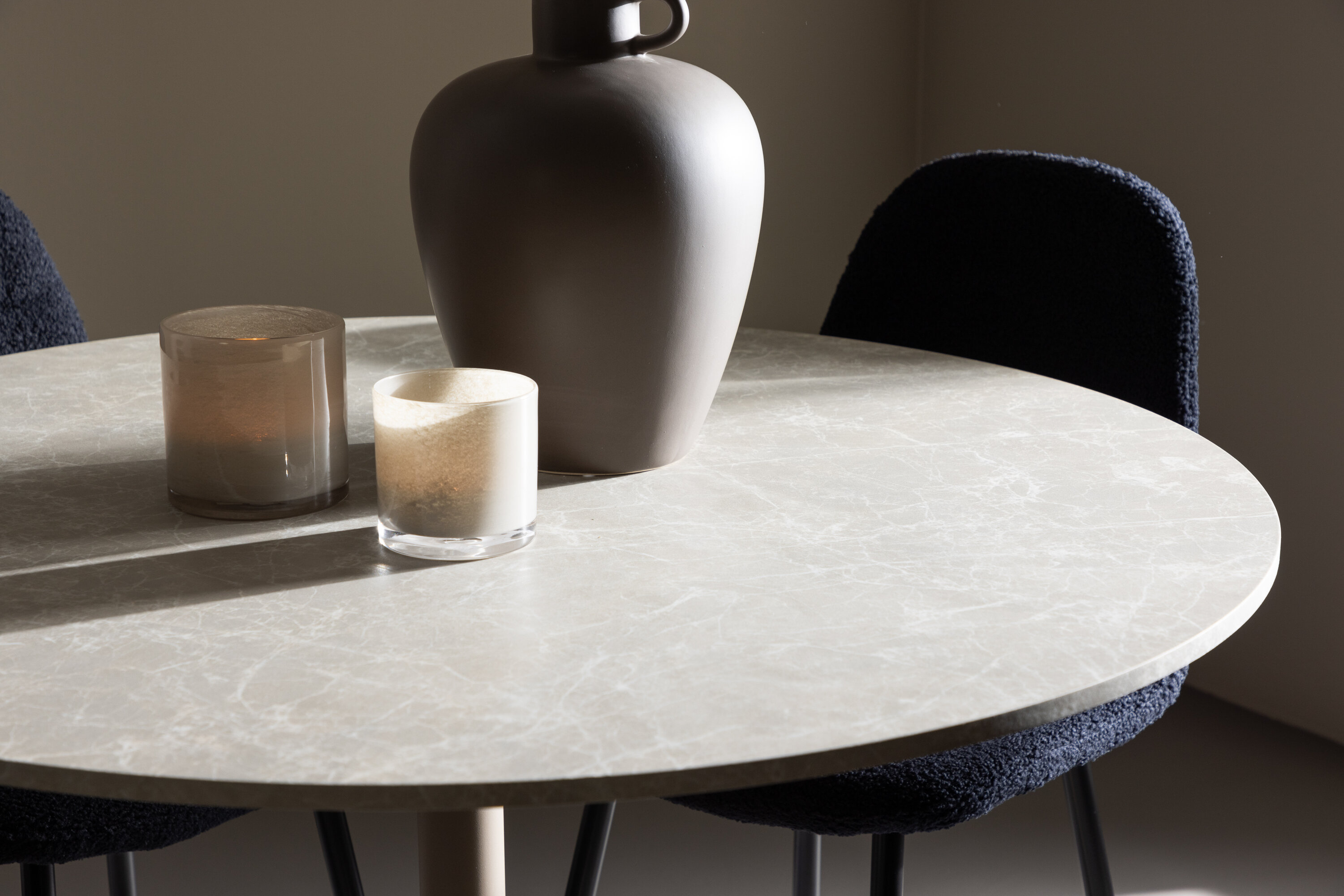 Lycke, Polar ensemble repas rond beige, noir en situation dans une pièce décorée