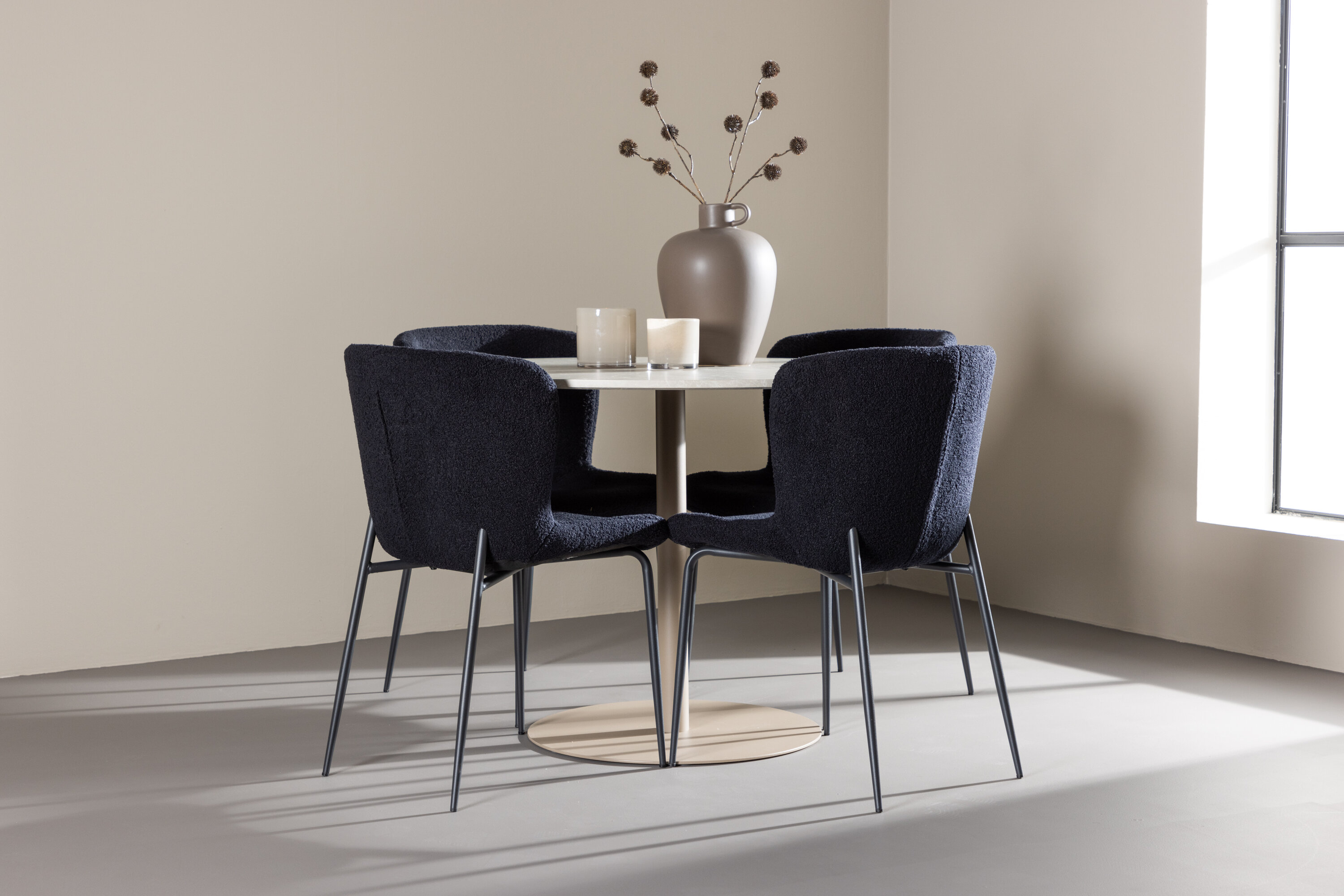 Lycke, Modesto ensemble repas rond beige, noir en situation dans une pièce décorée