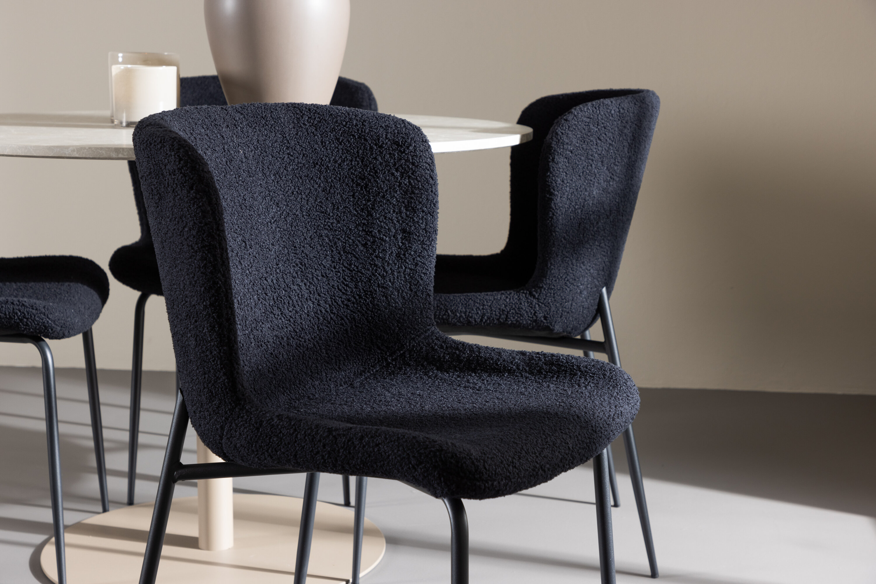 Lycke, Modesto ensemble repas rond beige, noir en situation dans une pièce décorée