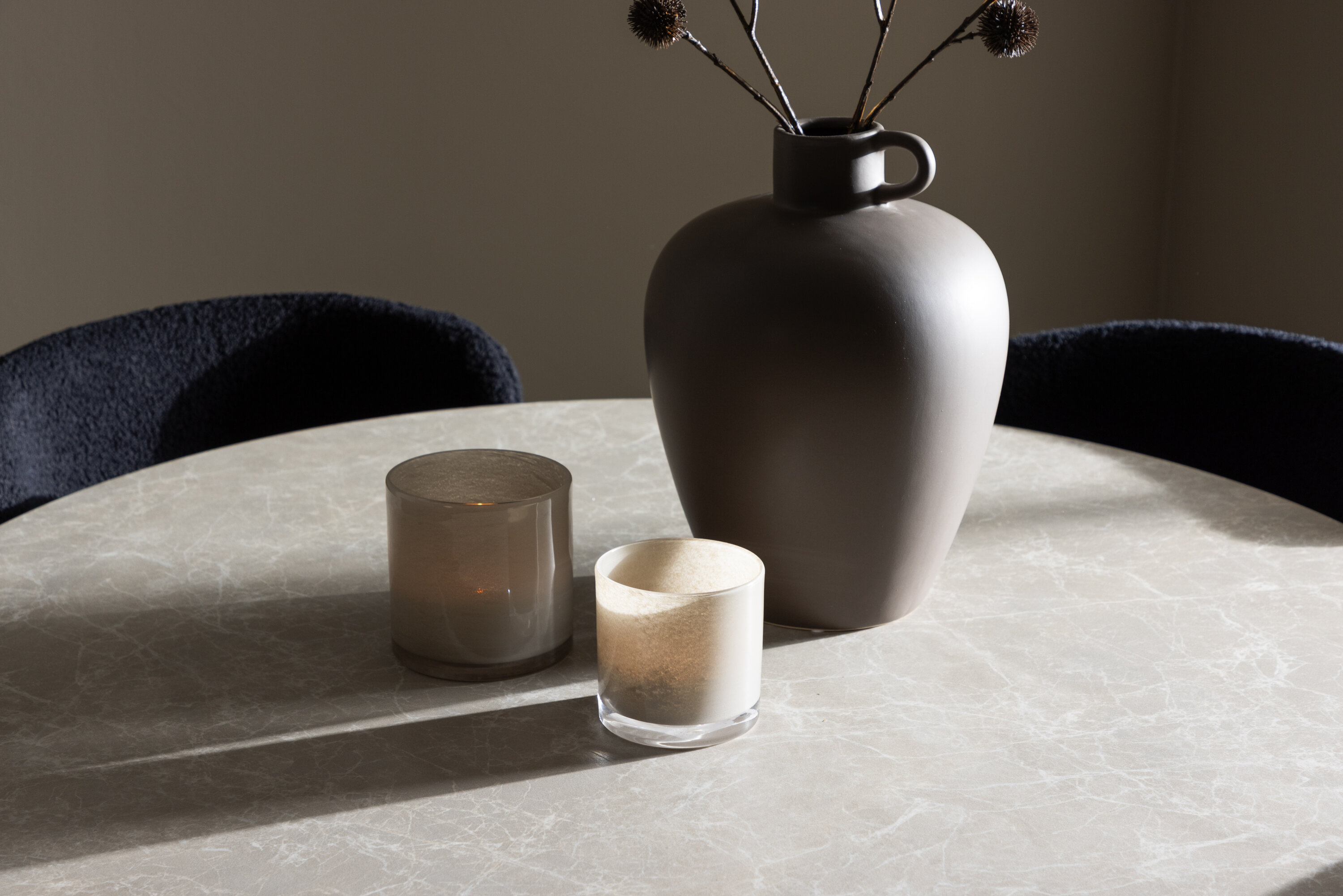 Lycke, Modesto ensemble repas rond beige, noir en situation dans une pièce décorée