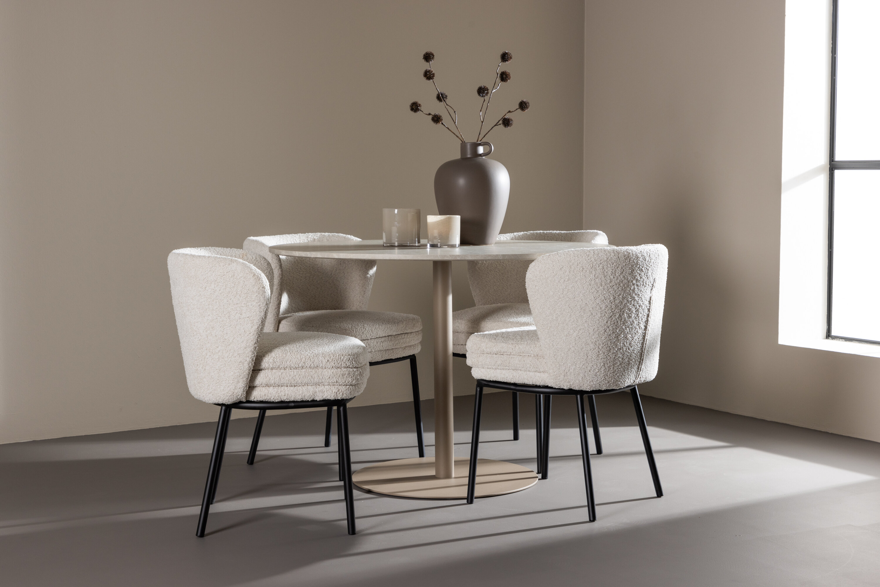 Lycke, Agnes ensemble repas rond beige, noir, blanc en situation dans une pièce décorée