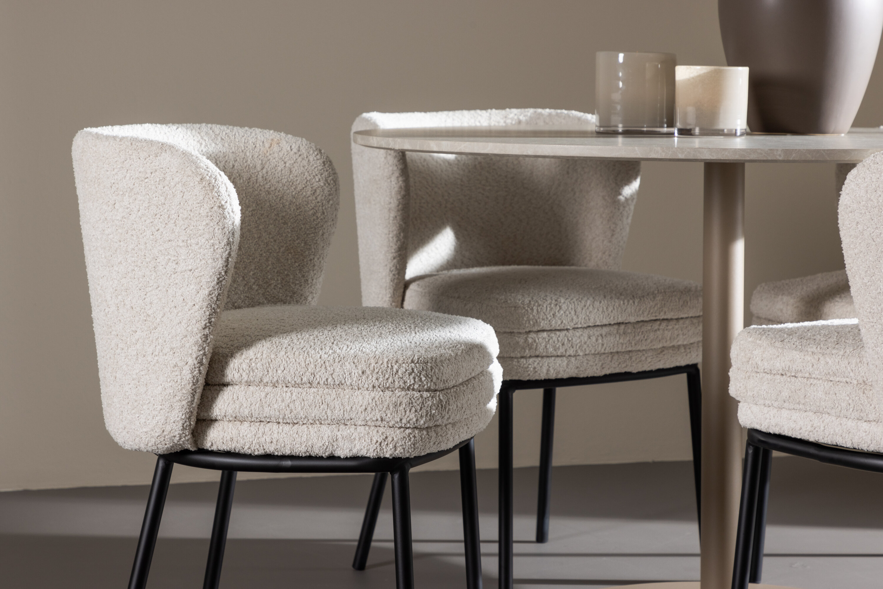 Lycke, Agnes ensemble repas rond beige, noir, blanc en situation dans une pièce décorée