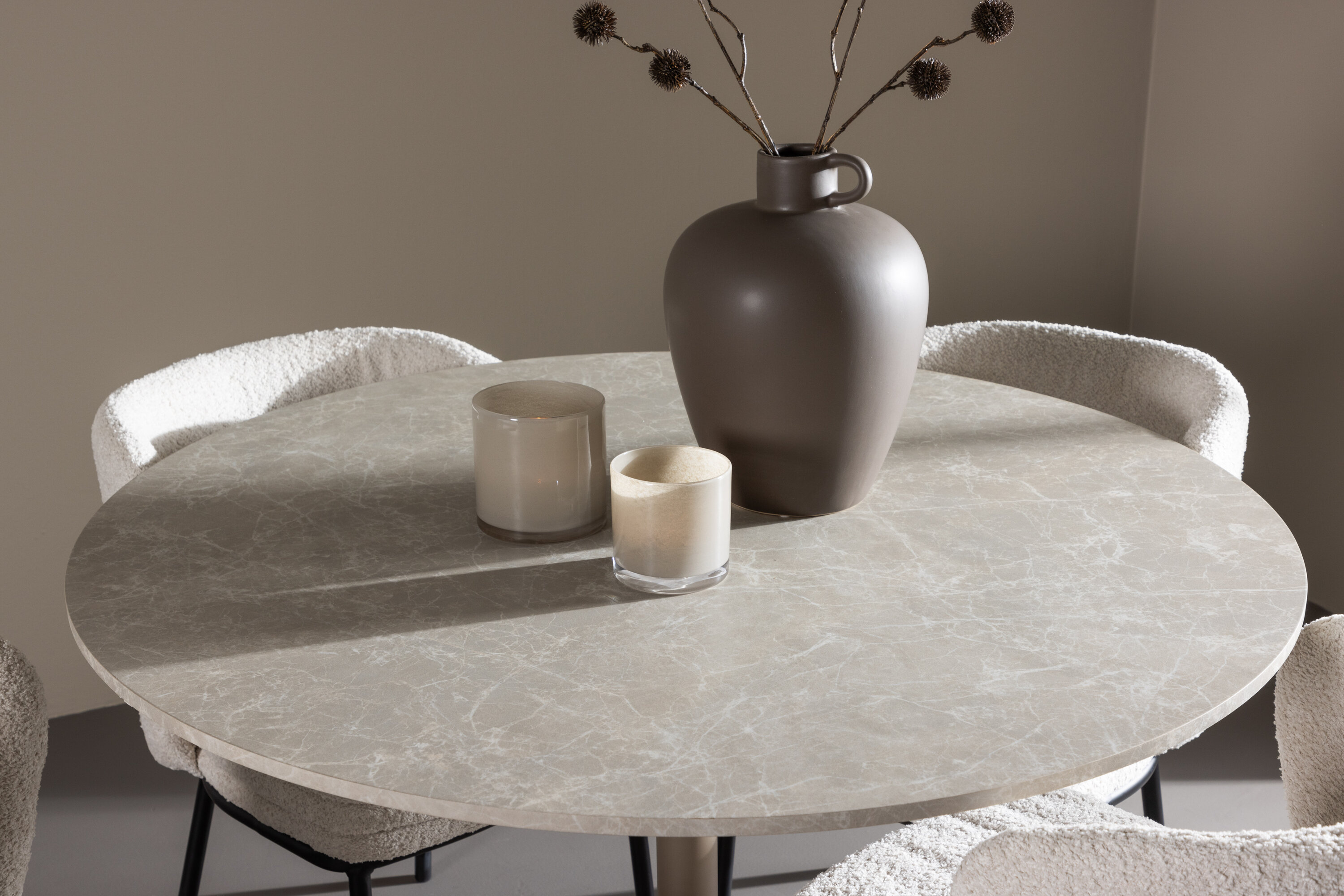 Lycke, Agnes ensemble repas rond beige, noir, blanc en situation dans une pièce décorée