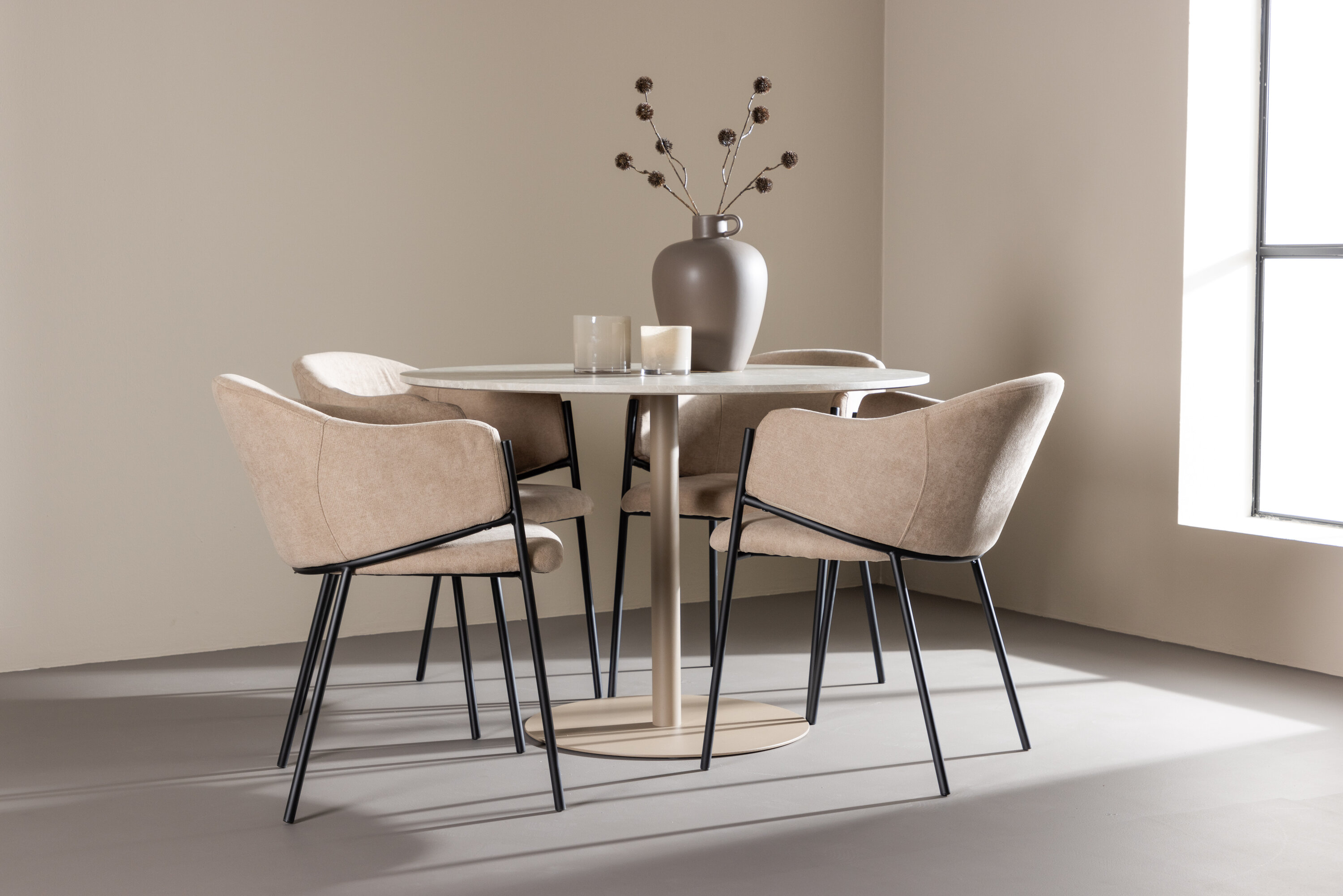 Lycke, Evelina ensemble repas rond beige, noir en situation dans une pièce décorée