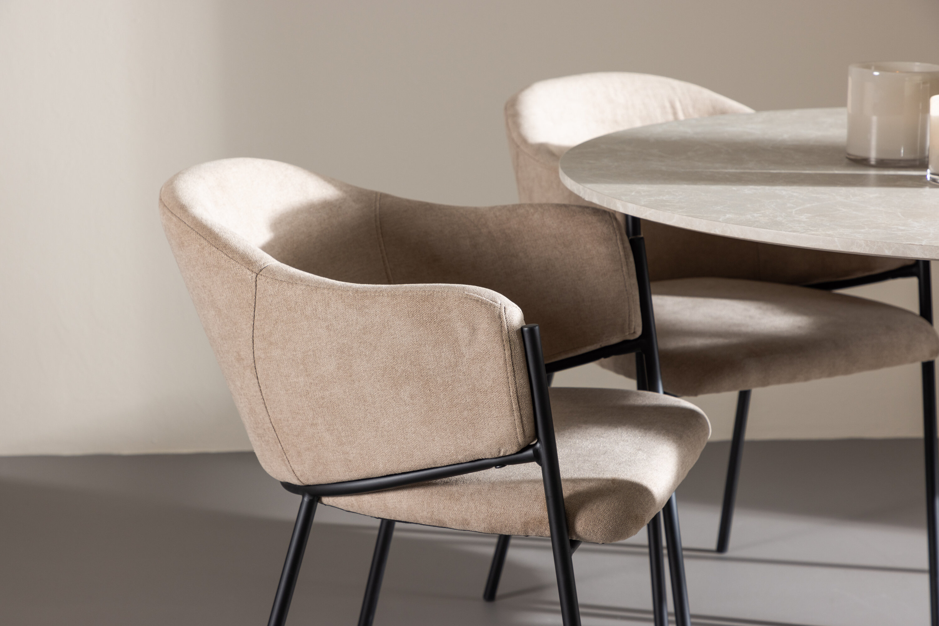 Lycke, Evelina ensemble repas rond beige, noir en situation dans une pièce décorée