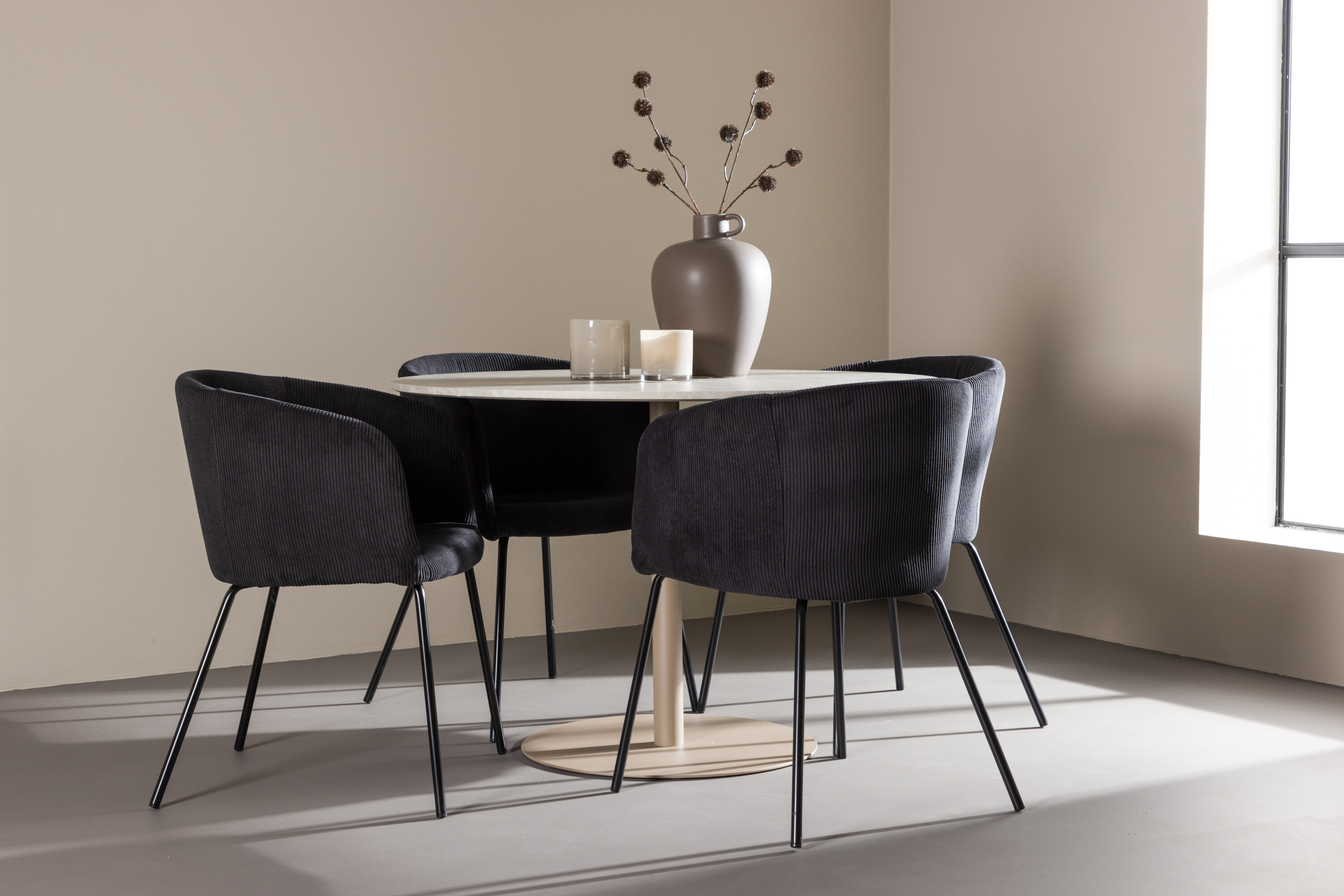 Lycke, Berit ensemble repas rond beige, noir en situation dans une pièce décorée