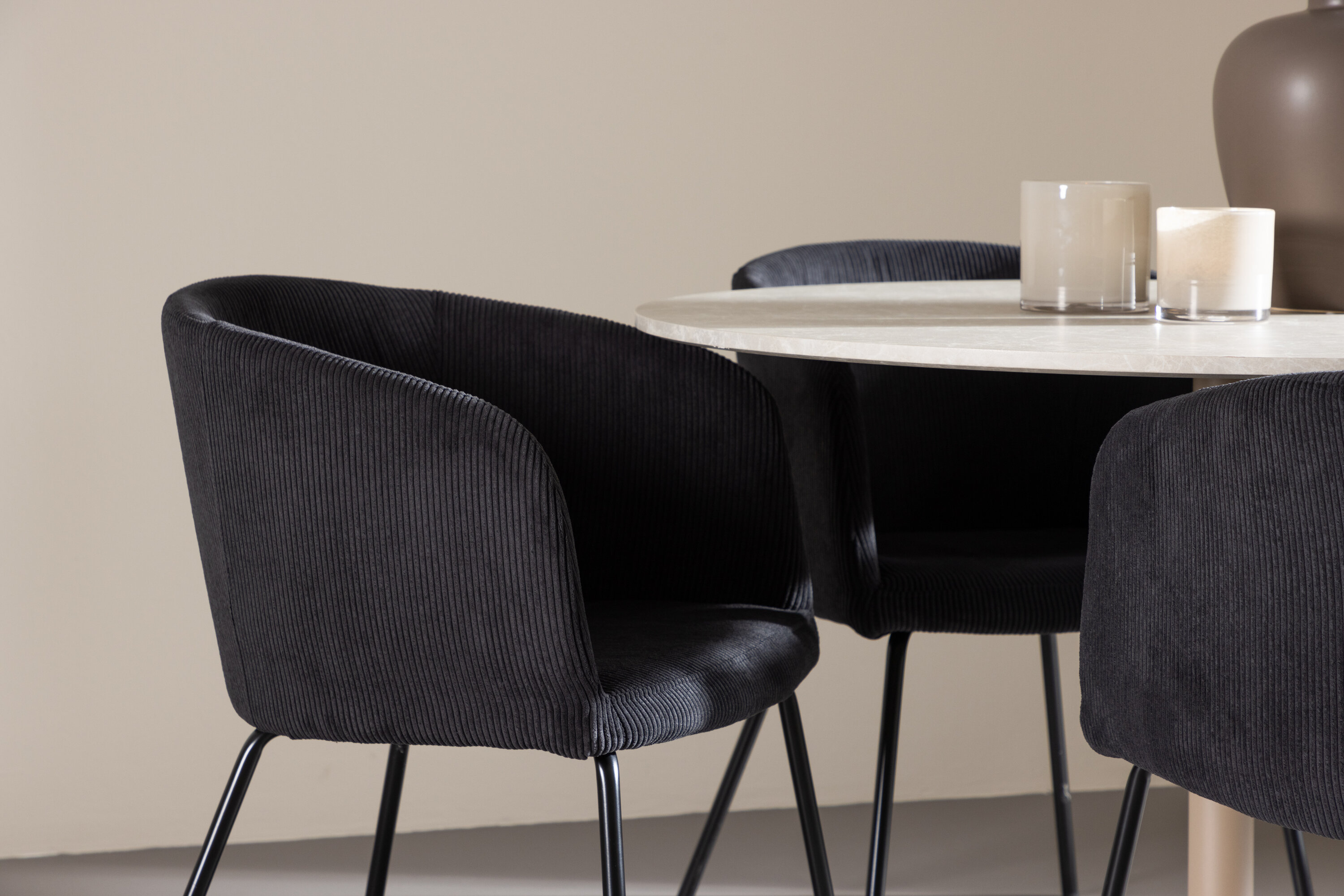 Lycke, Berit ensemble repas rond beige, noir en situation dans une pièce décorée