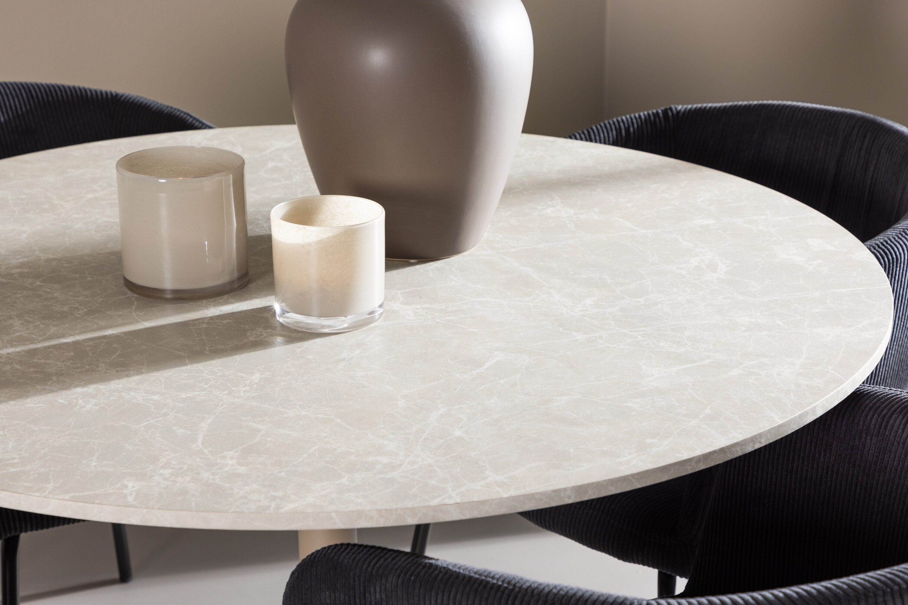 Lycke, Berit ensemble repas rond beige, noir en situation dans une pièce décorée