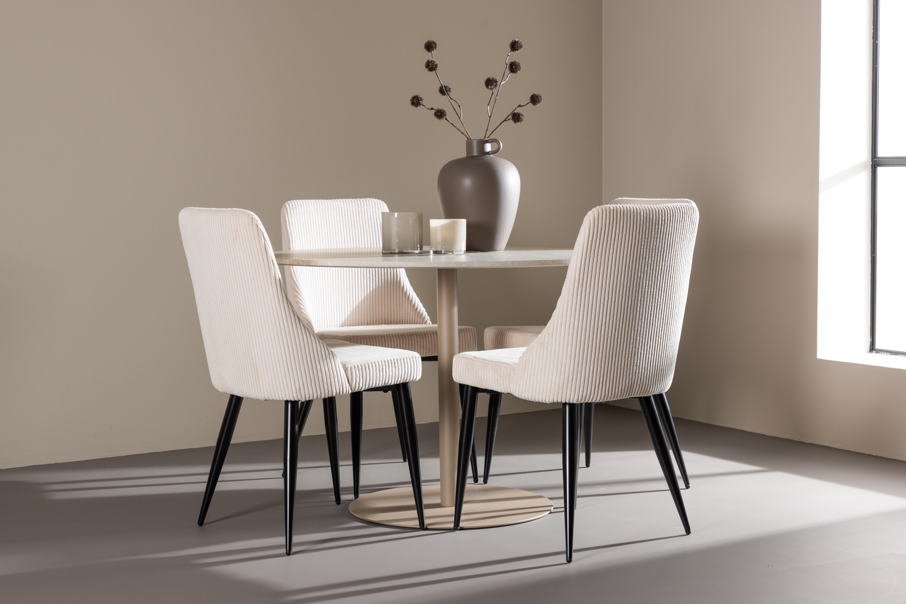 Lycke, Leone ensemble repas rond beige, noir en situation dans une pièce décorée