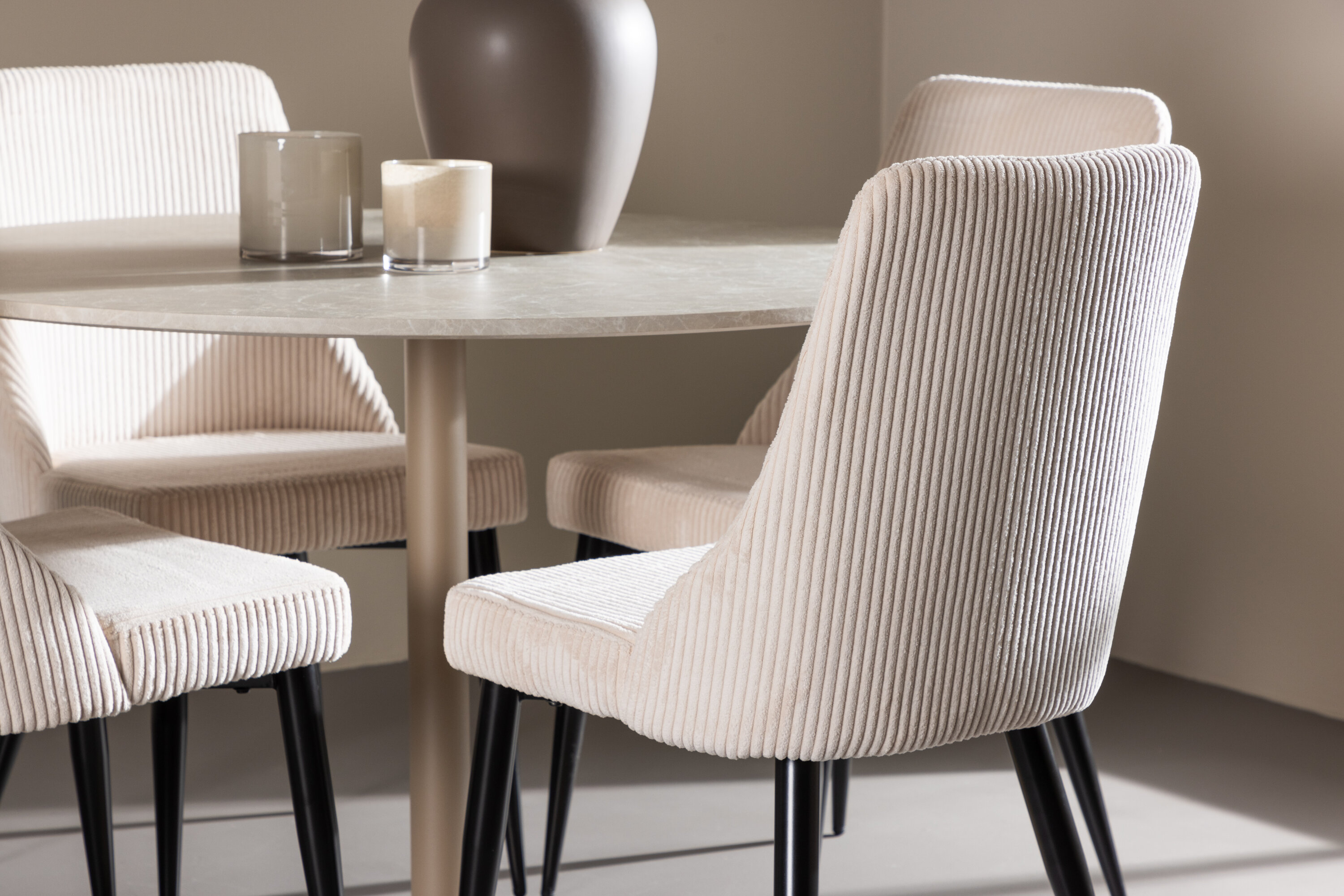 Lycke, Leone ensemble repas rond beige, noir en situation dans une pièce décorée