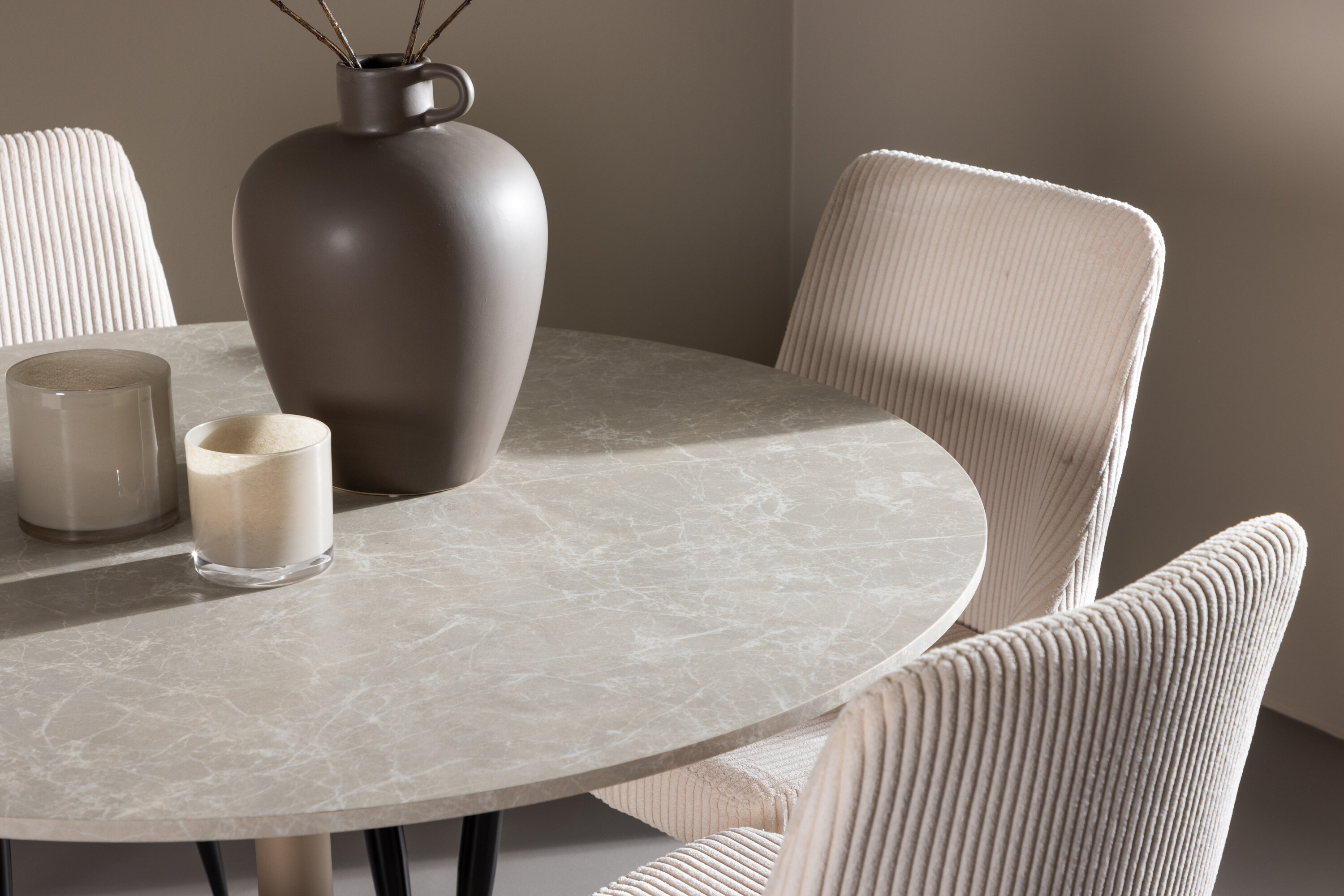 Lycke, Leone ensemble repas rond beige, noir en situation dans une pièce décorée
