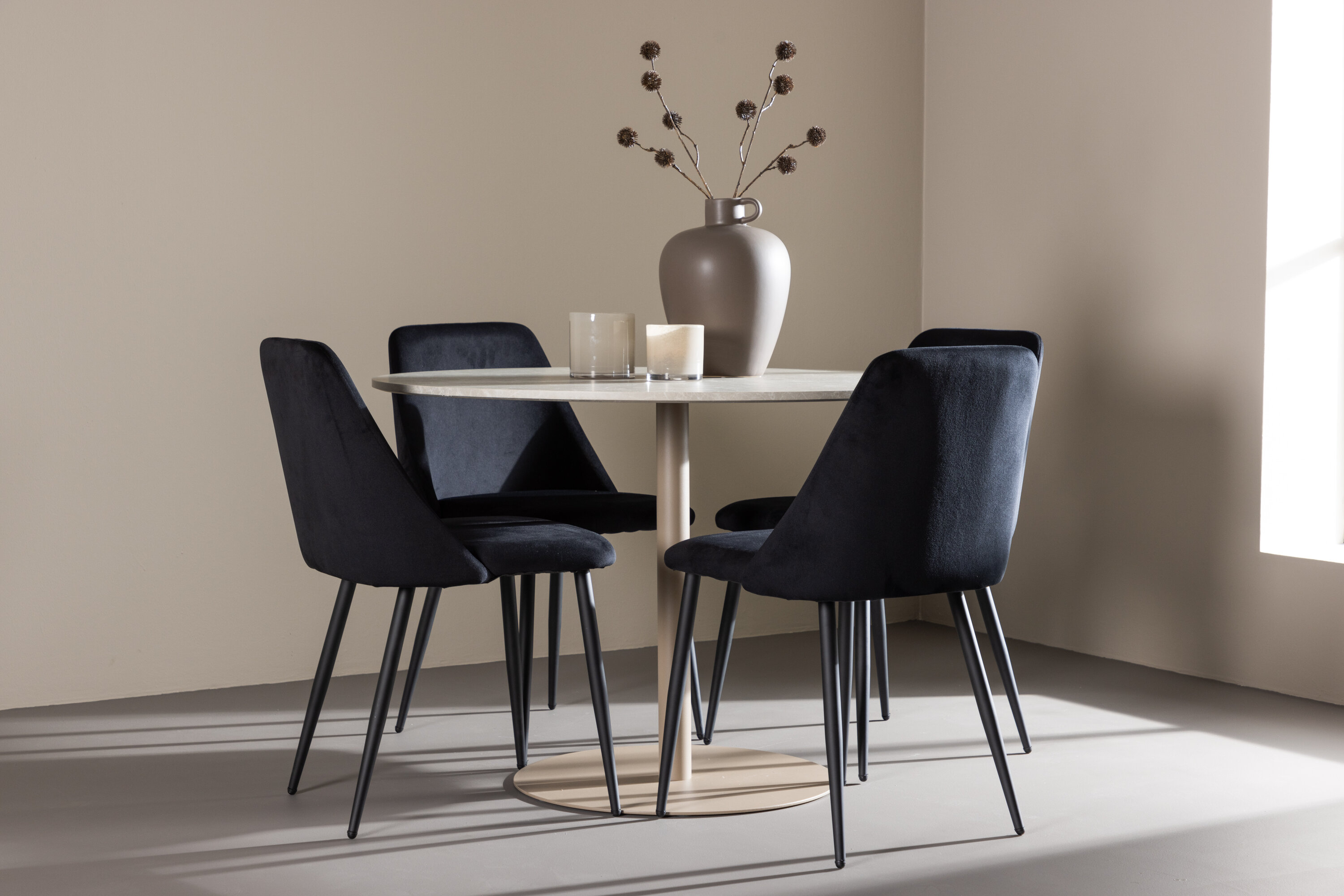Lycke, Night ensemble repas rond beige, noir en situation dans une pièce décorée
