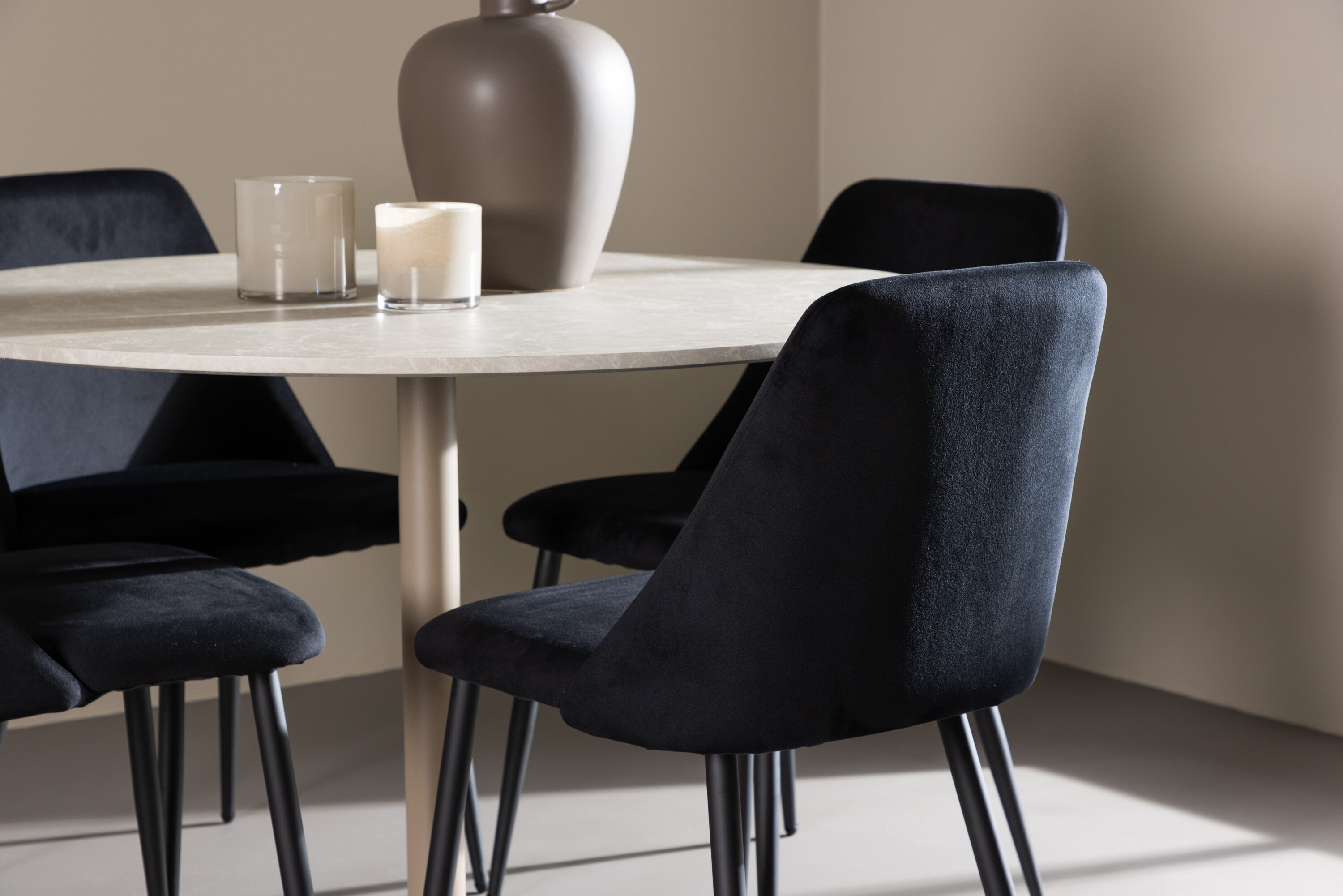 Lycke, Night ensemble repas rond beige, noir en situation dans une pièce décorée