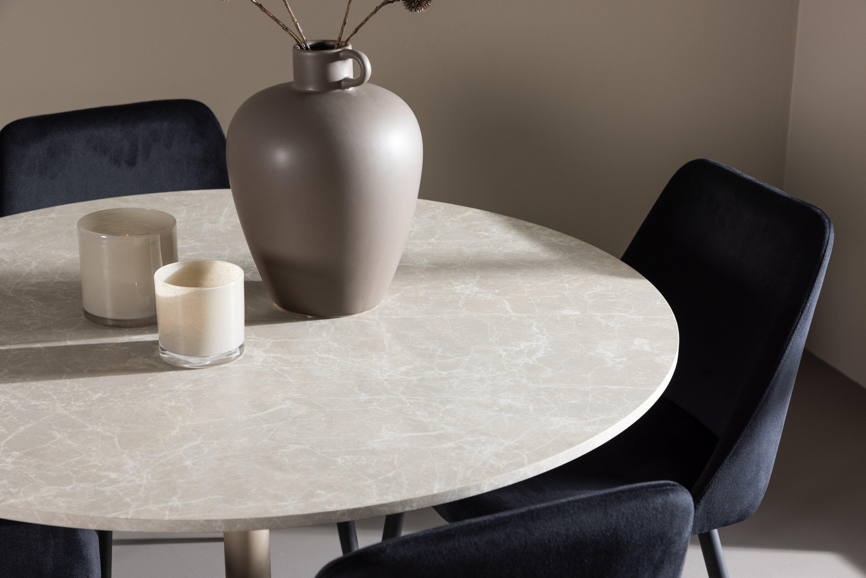 Lycke, Night ensemble repas rond beige, noir en situation dans une pièce décorée