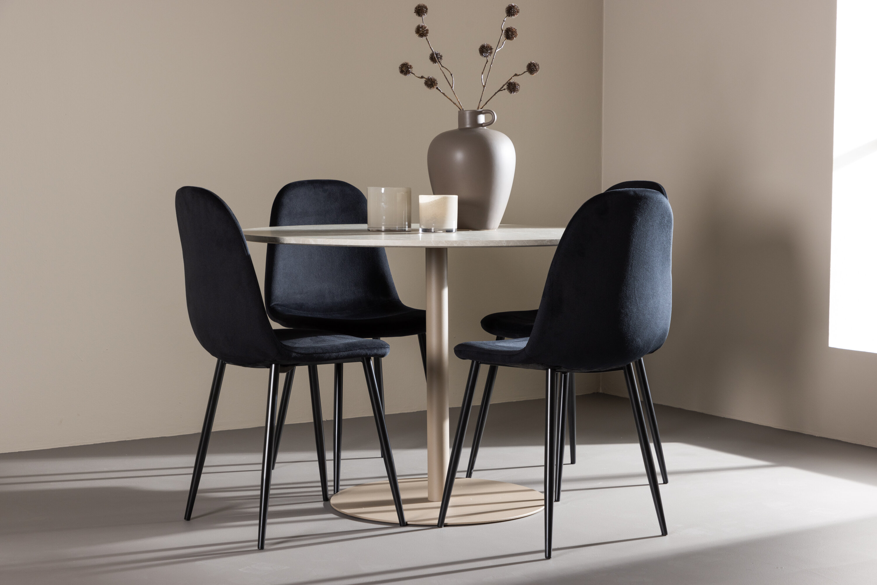 Lycke, Polar ensemble repas rond beige, noir en situation dans une pièce décorée
