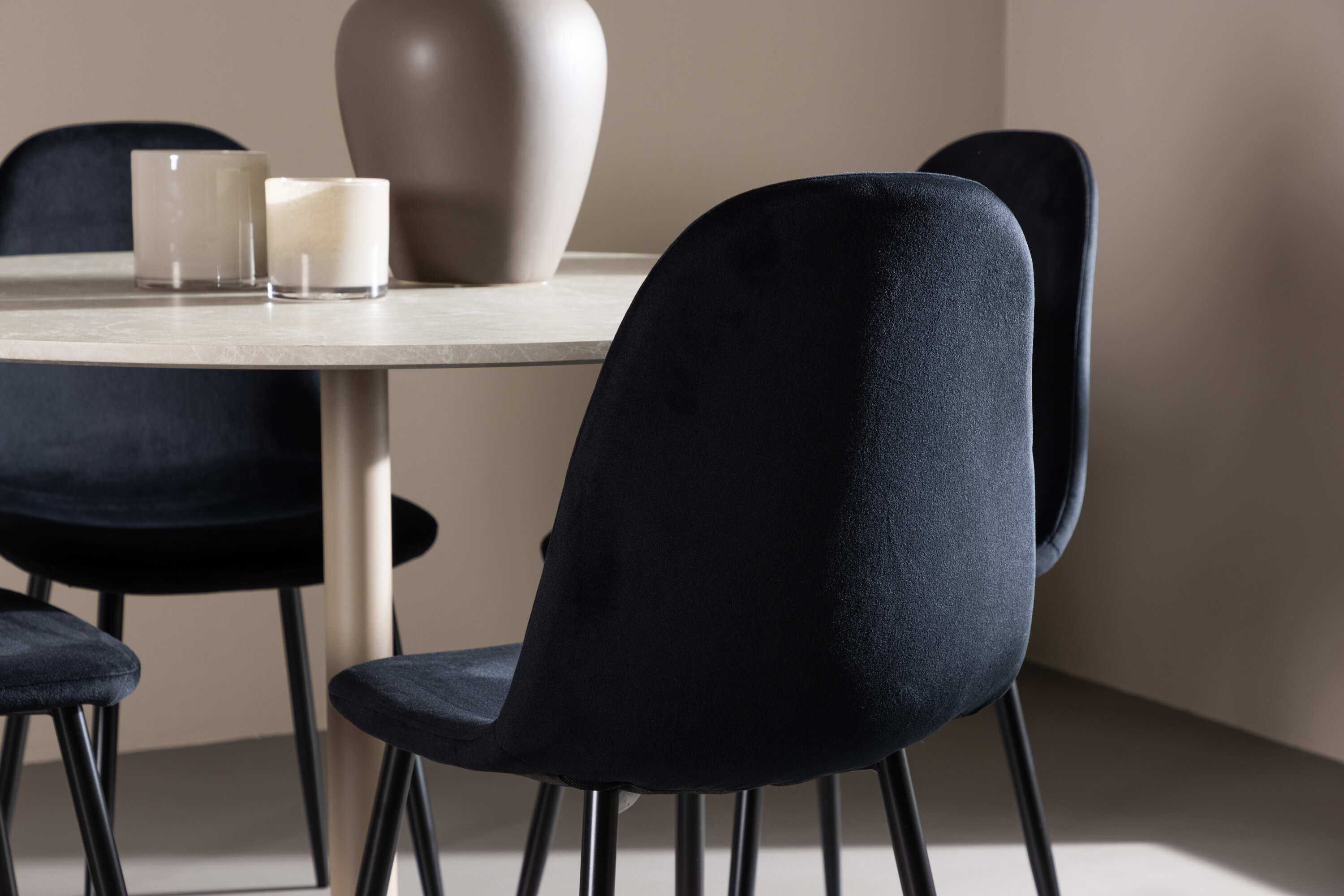 Lycke, Polar ensemble repas rond beige, noir en situation dans une pièce décorée