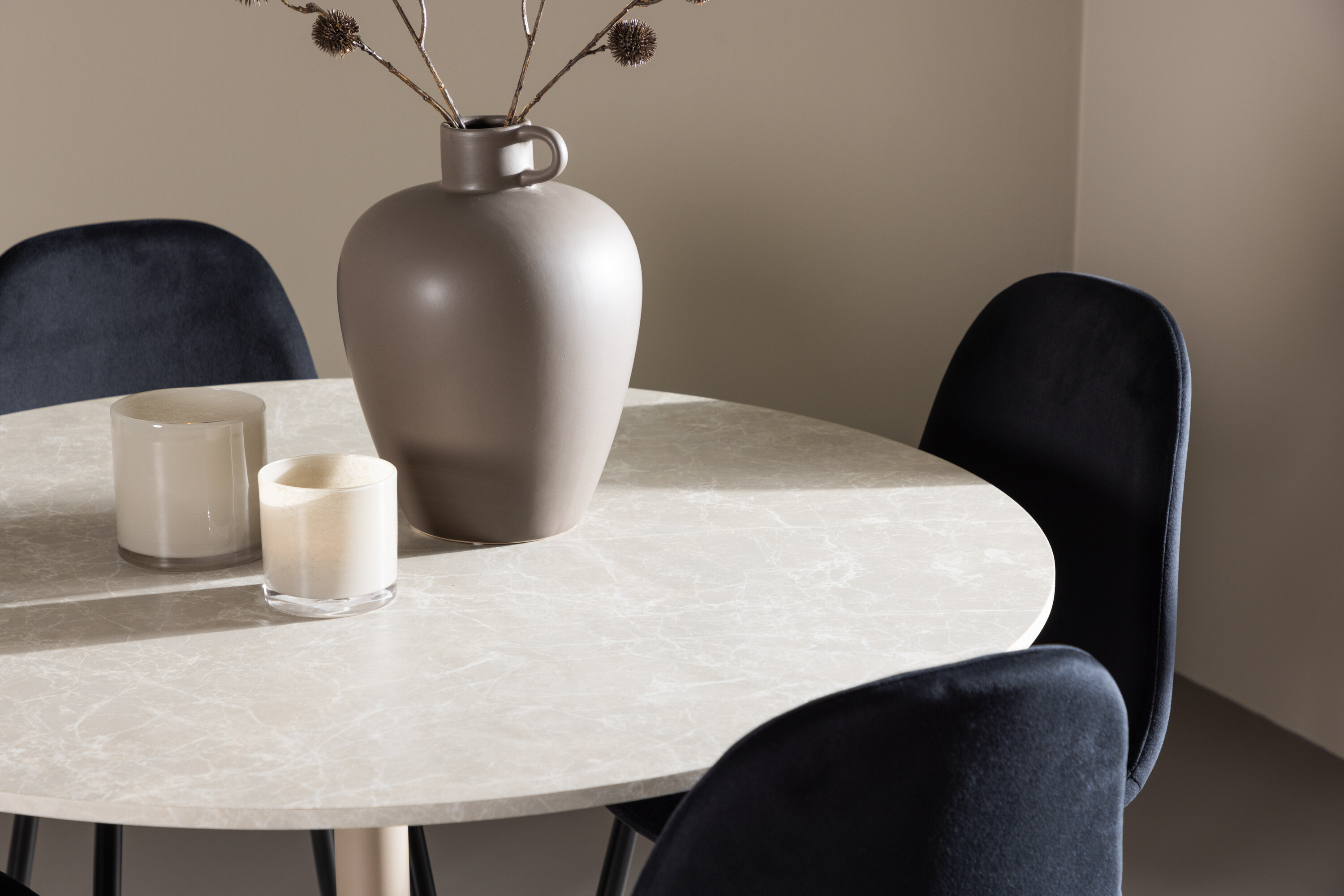 Lycke, Polar ensemble repas rond beige, noir en situation dans une pièce décorée