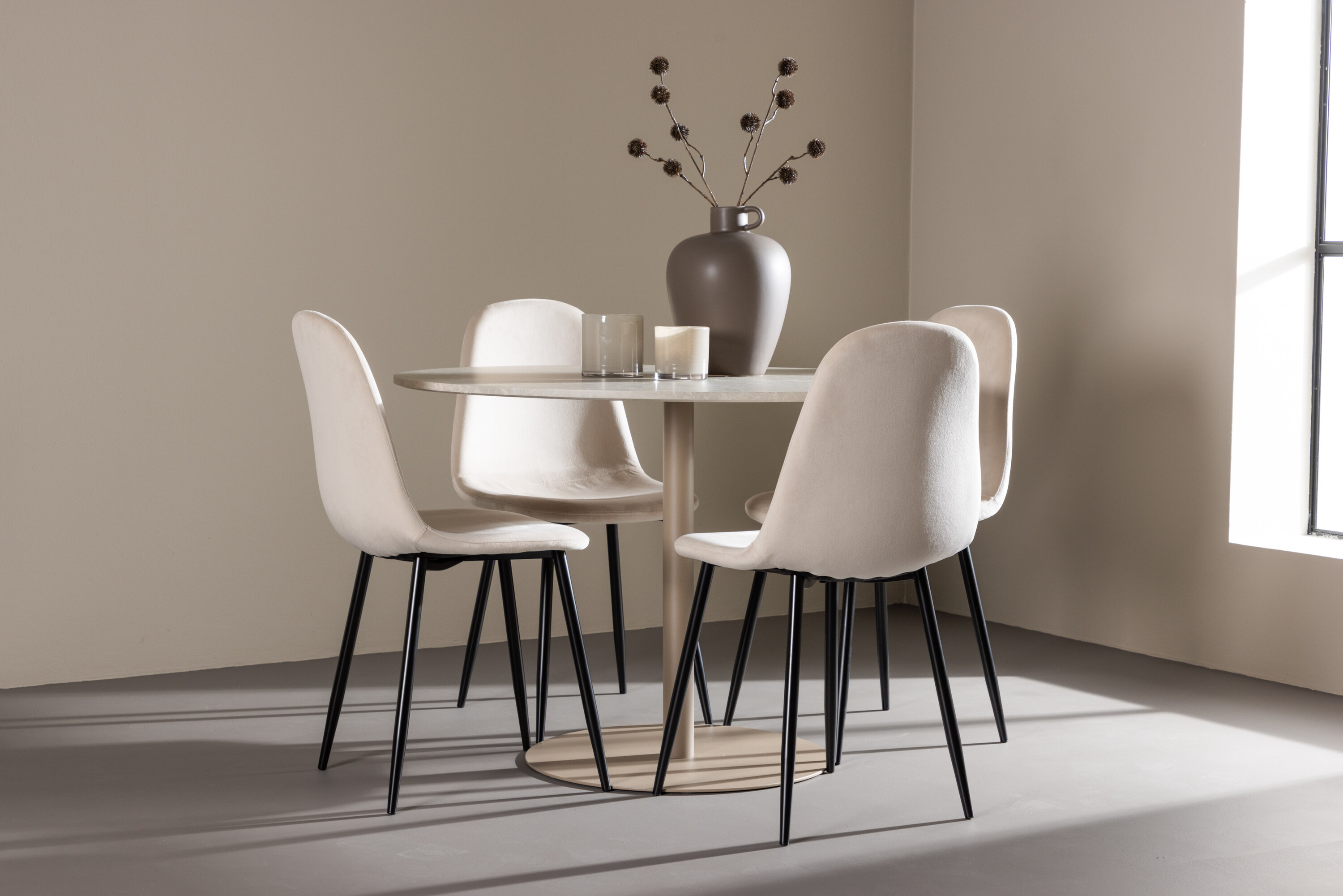 Lycke, Polar ensemble repas rond beige, noir en situation dans une pièce décorée