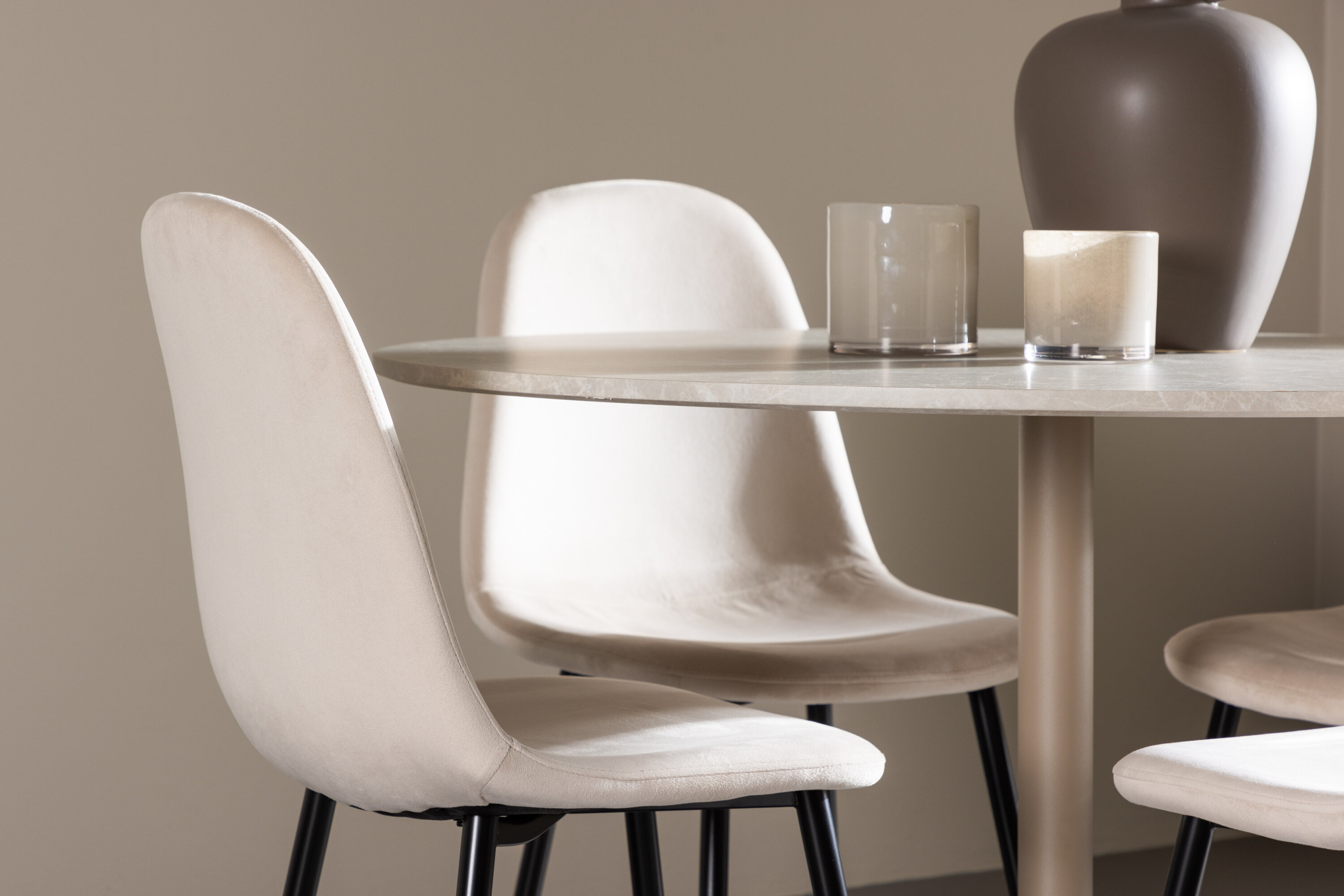 Lycke, Polar ensemble repas rond beige, noir en situation dans une pièce décorée