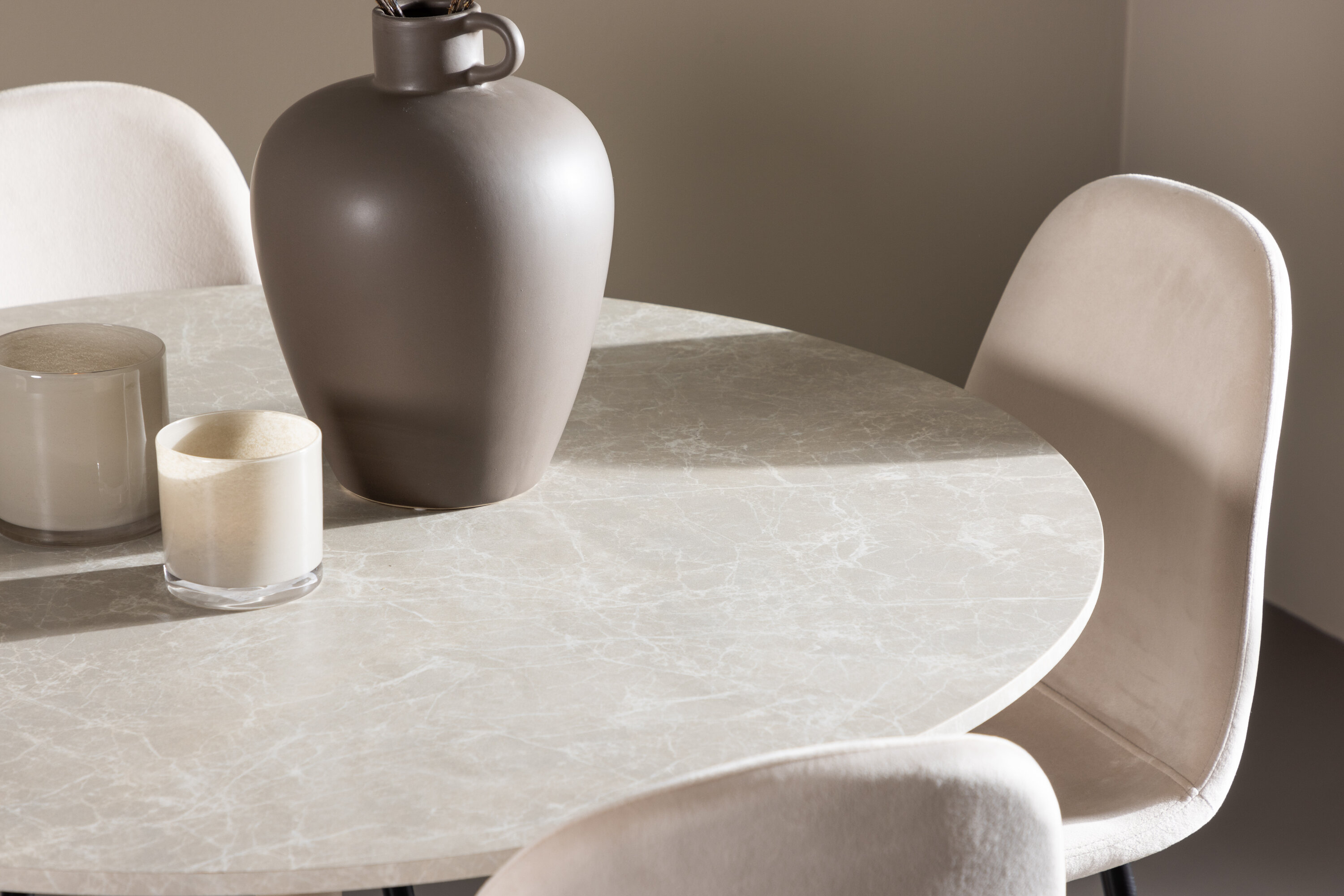 Lycke, Polar ensemble repas rond beige, noir en situation dans une pièce décorée