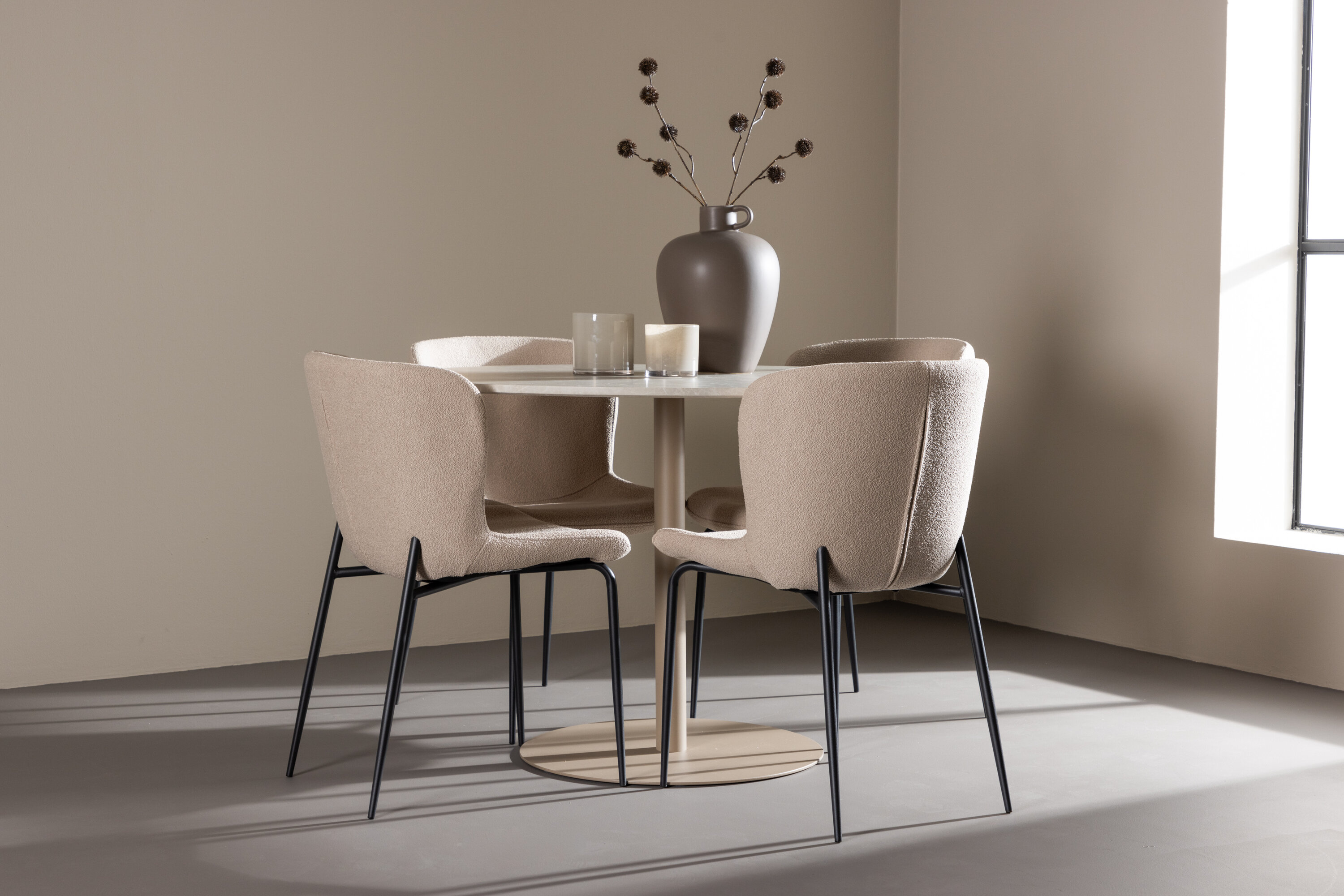 Lycke, Modesto ensemble repas rond beige, noir en situation dans une pièce décorée