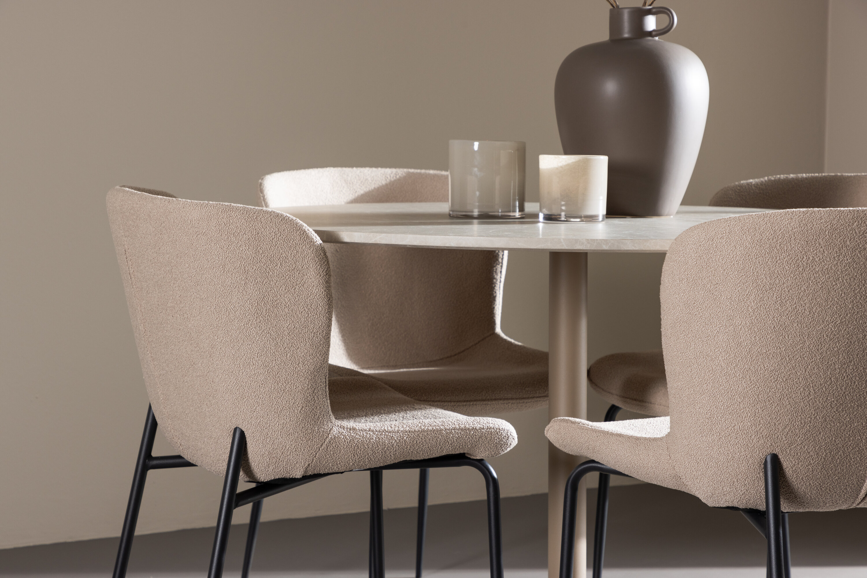 Lycke, Modesto ensemble repas rond beige, noir en situation dans une pièce décorée