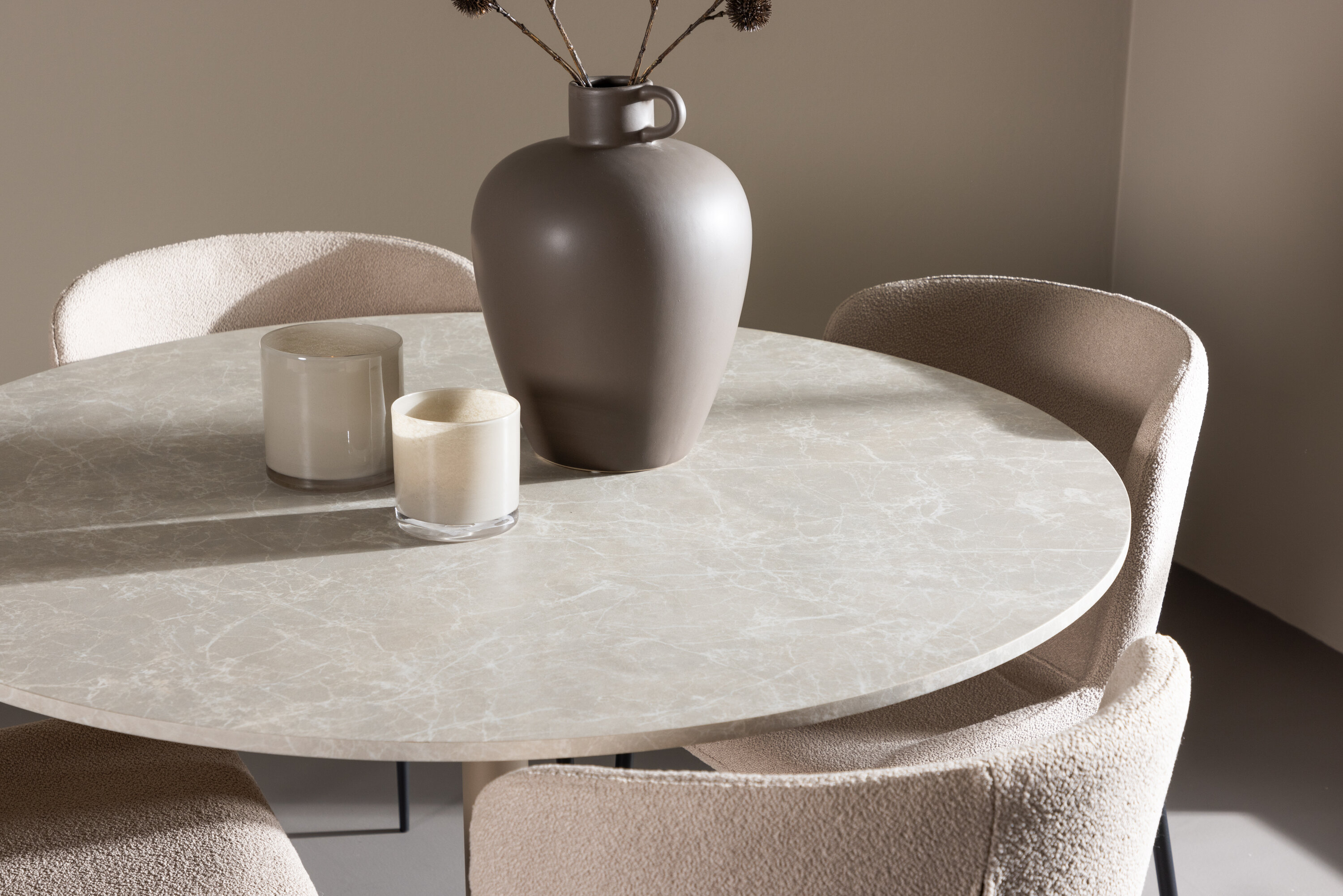 Lycke, Modesto ensemble repas rond beige, noir en situation dans une pièce décorée