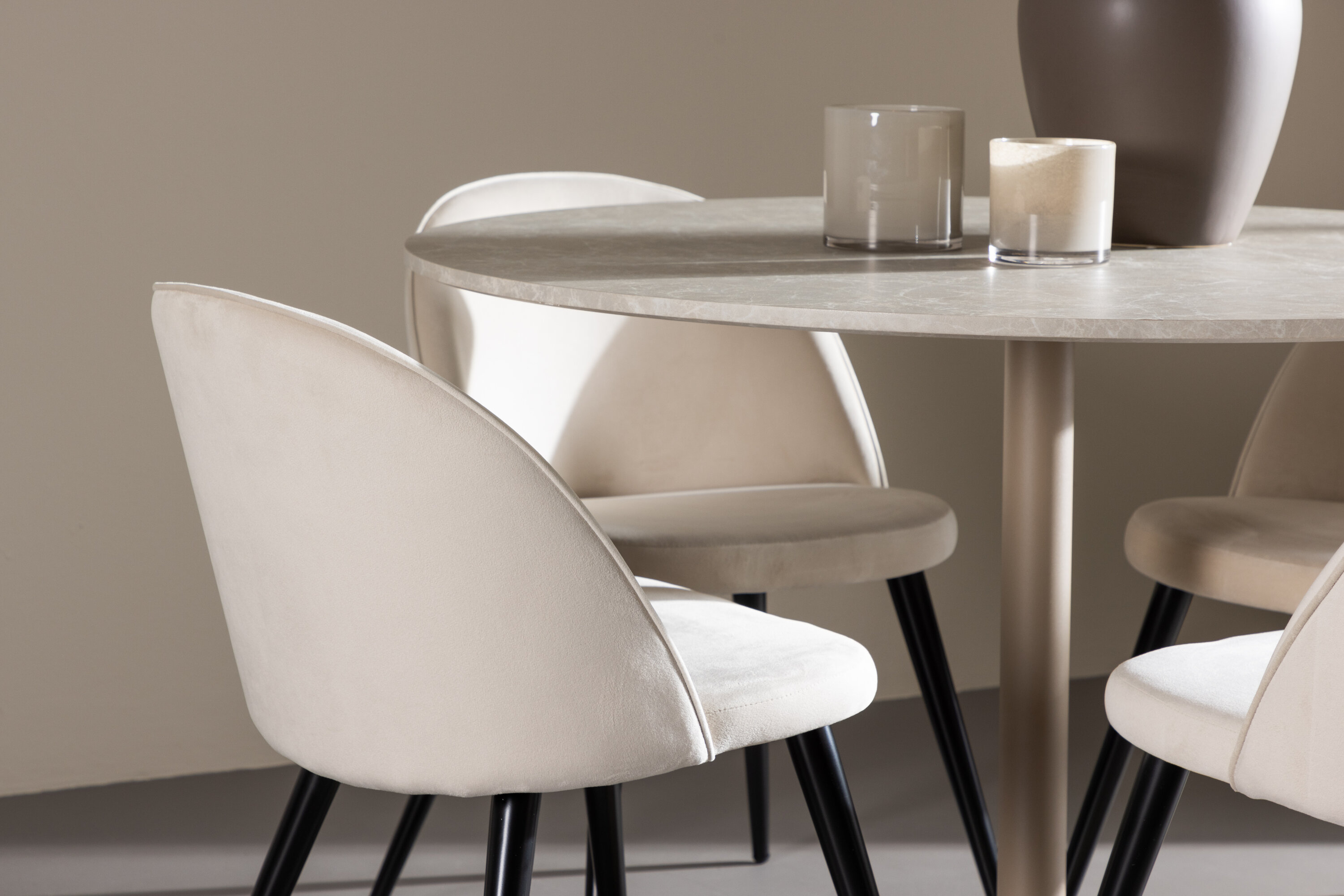 Lycke, Velvet ensemble repas rond beige, noir en situation dans une pièce décorée