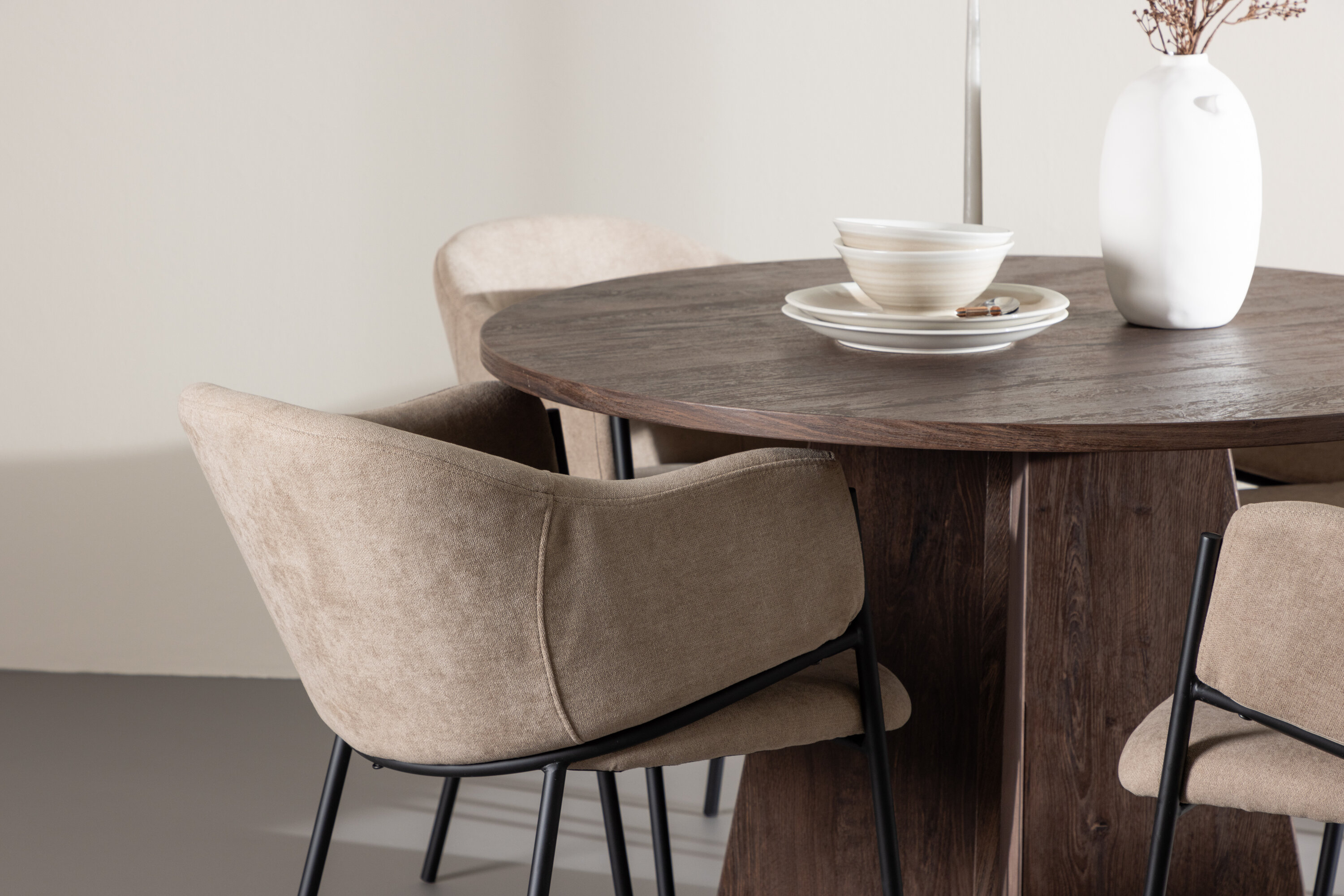 Bootcut, Evelina ensemble repas rond moka, beige, noir en situation dans une pièce décorée