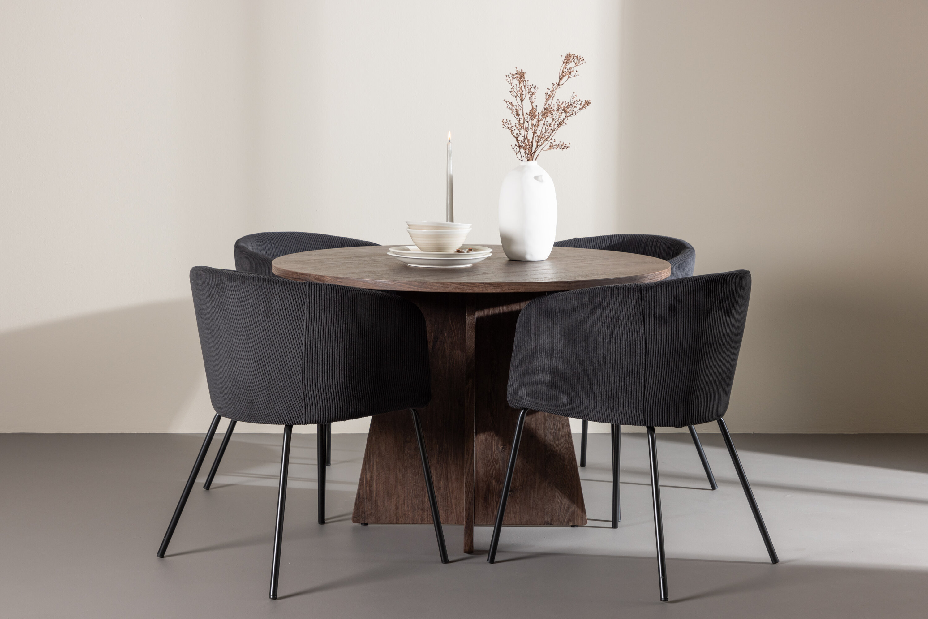 Bootcut, Berit ensemble repas rond moka, noir en situation dans une pièce décorée