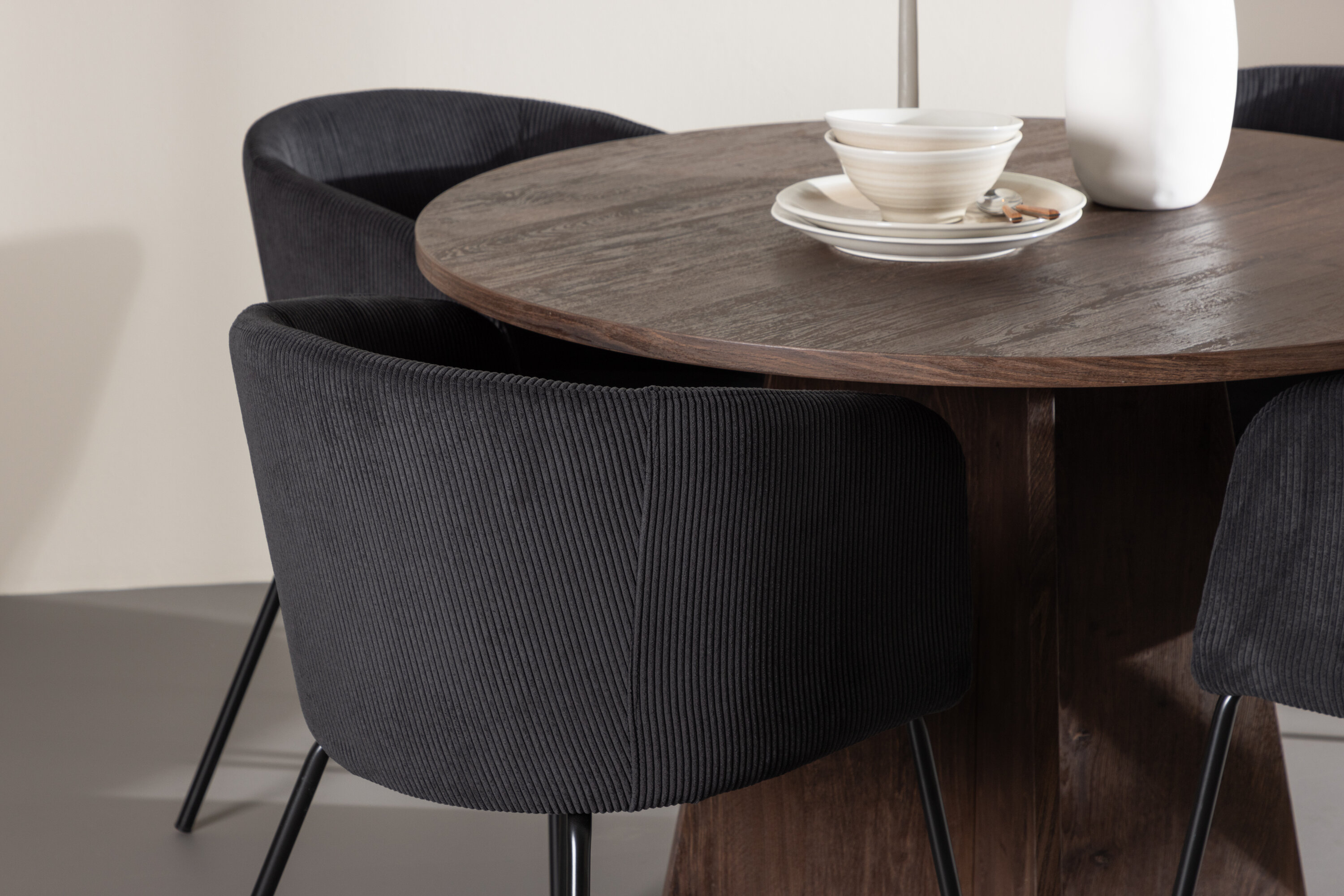 Bootcut, Berit ensemble repas rond moka, noir en situation dans une pièce décorée