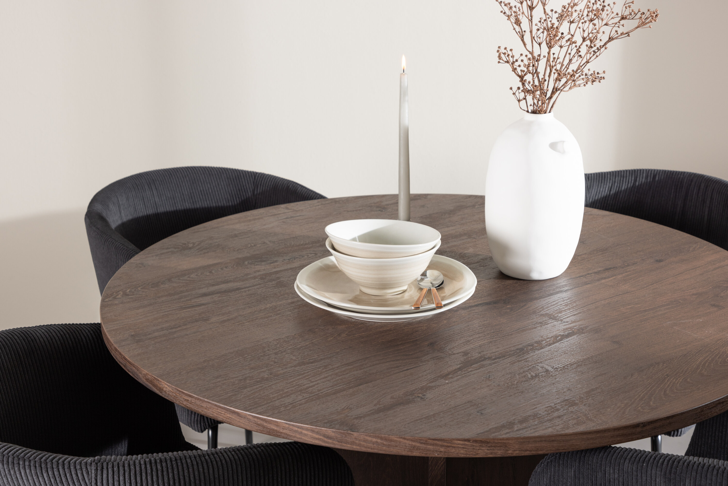 Bootcut, Berit ensemble repas rond moka, noir en situation dans une pièce décorée