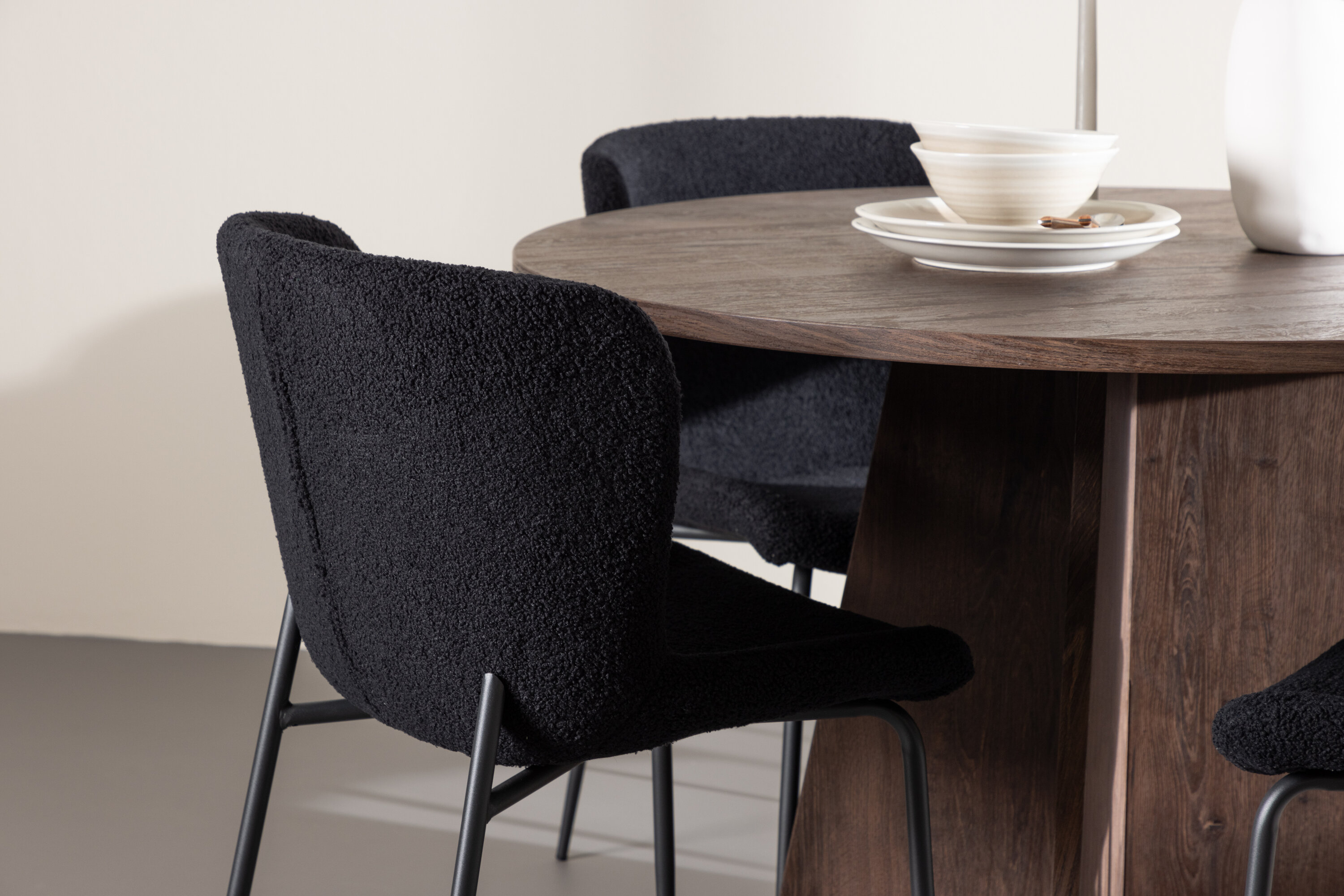 Bootcut, Modesto ensemble repas rond moka, noir en situation dans une pièce décorée